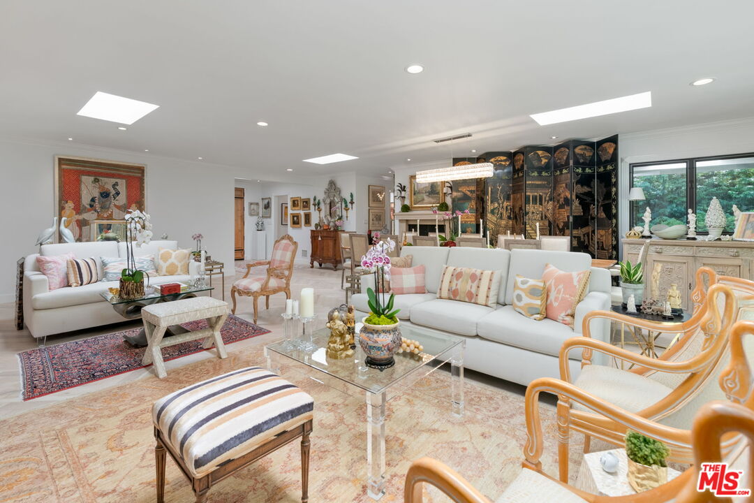 Los Angeles, California, 90049, United States, 4 Bedrooms Bedrooms, ,1 BathroomBathrooms,Residential,For Sale,1991602