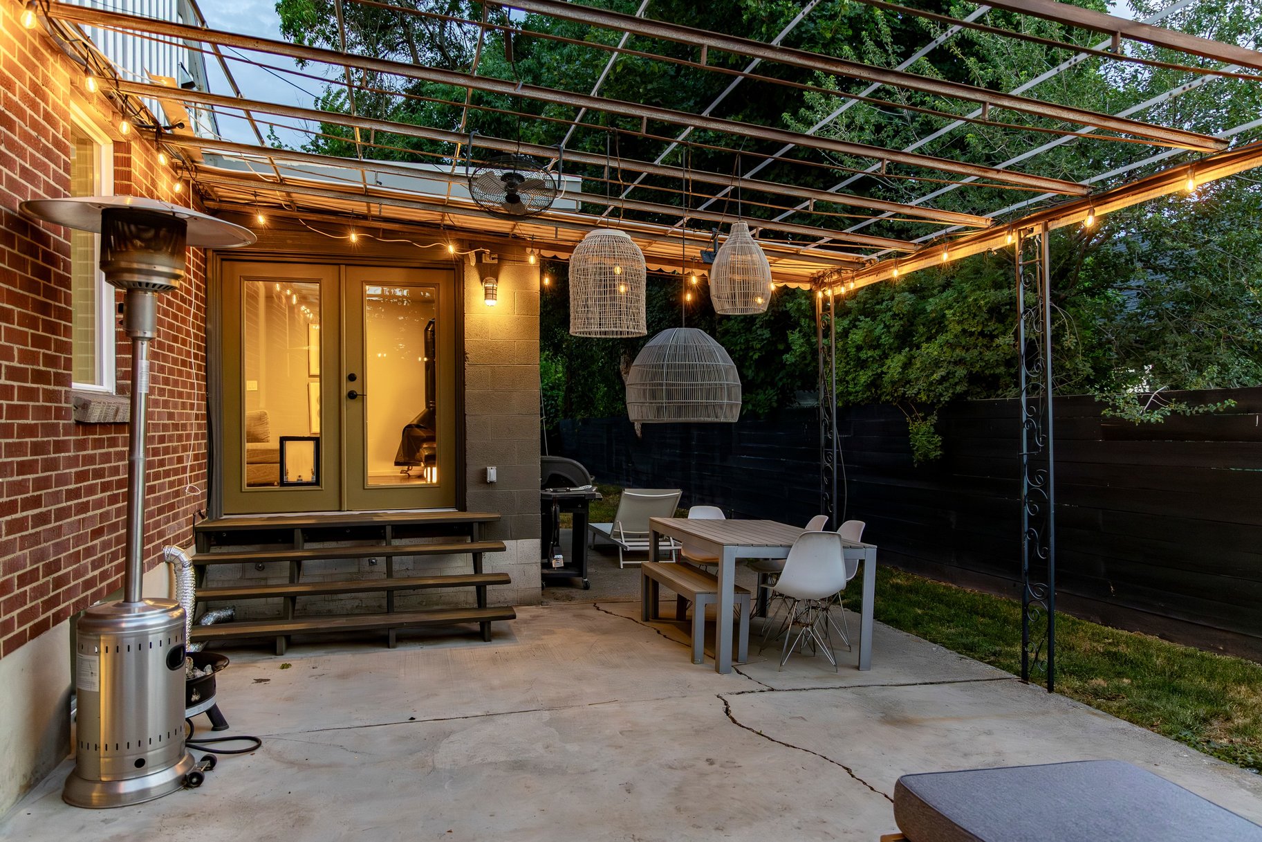  Spacious Millcreek Bungalow with Expansive Backyard & 2-Car Garage - 物件實景