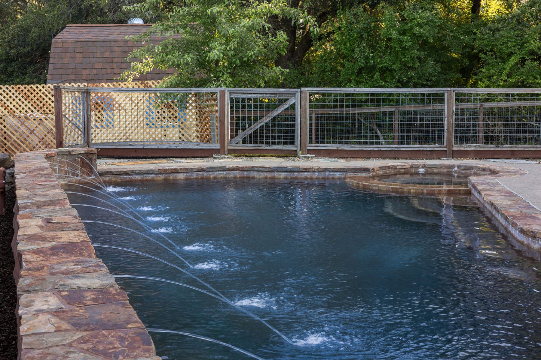  Poolside Living in Cloverdale - 物件實景