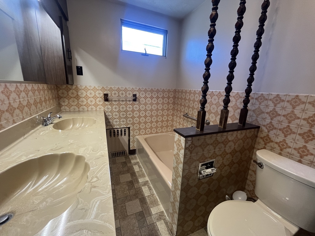 Everett, Massachusetts, 02149, United States, 3 Bedrooms Bedrooms, ,3 BathroomsBathrooms,Residential,For Sale,1923933