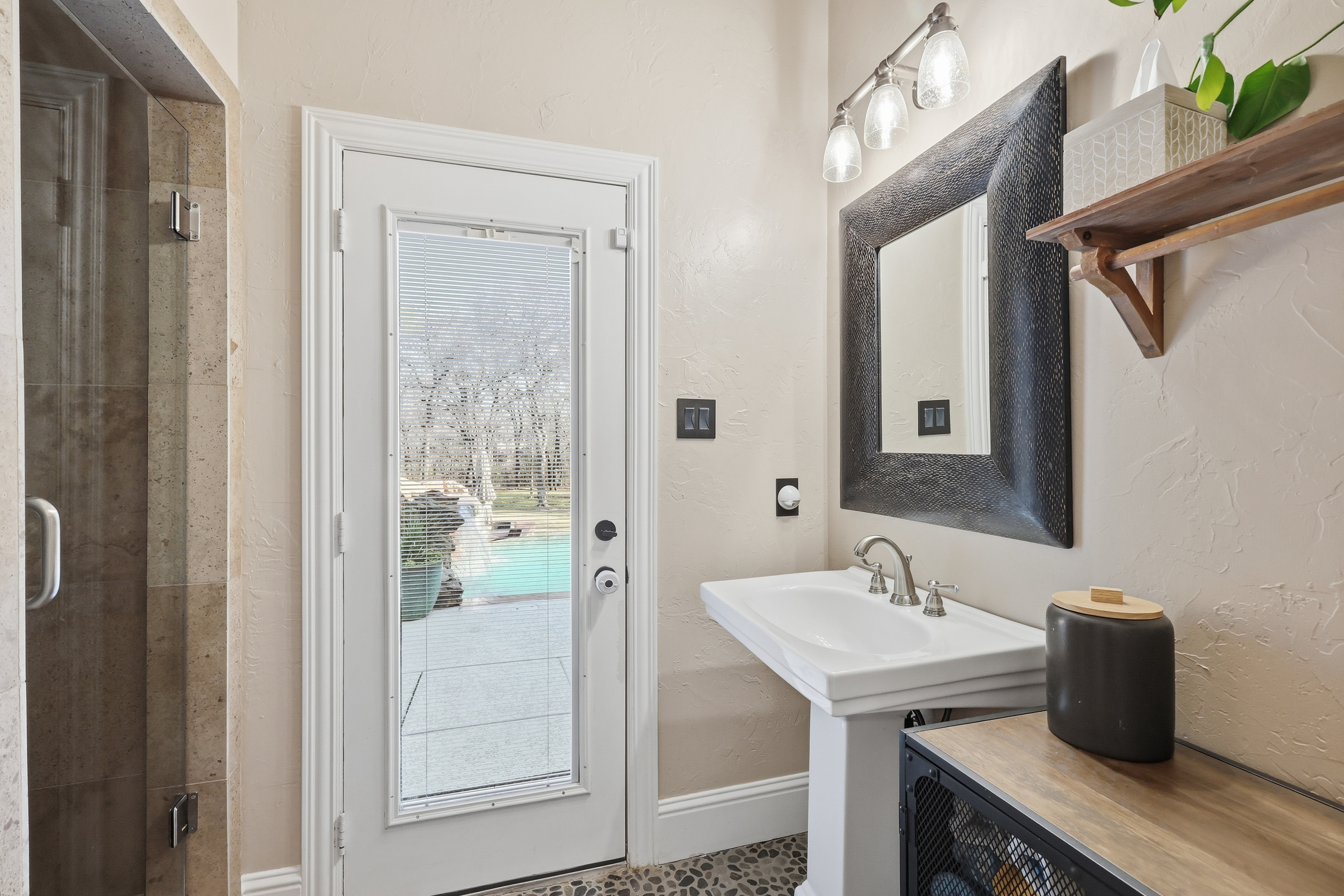  Resort-Style Estate Living on 1.9 Wooded Acres in Prestigious Shadow Wood Estate - 物件實景