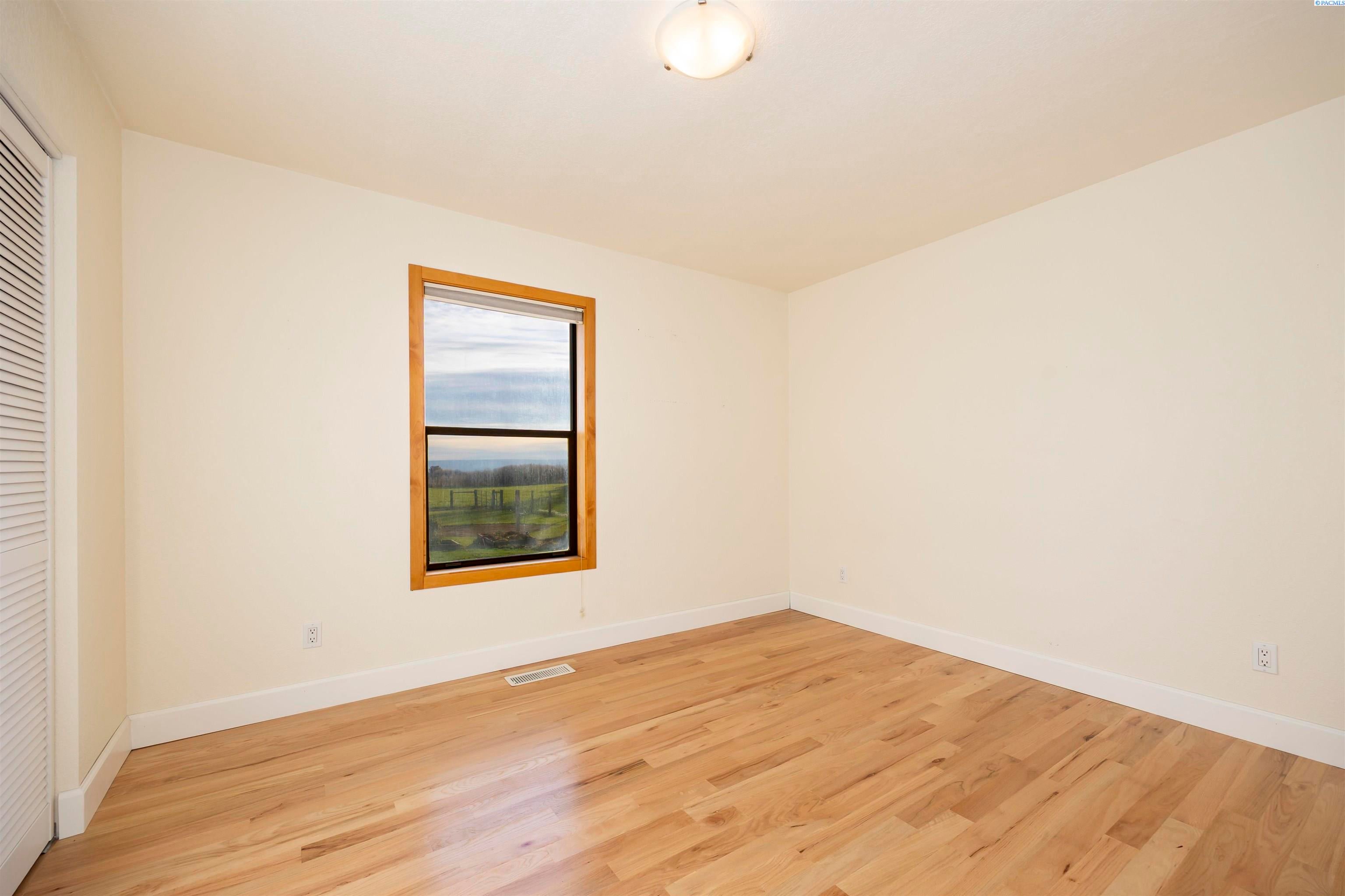 Sunnyside, Washington, 98944, United States, 3 Bedrooms Bedrooms, ,2 BathroomsBathrooms,Residential,For Sale,1998016