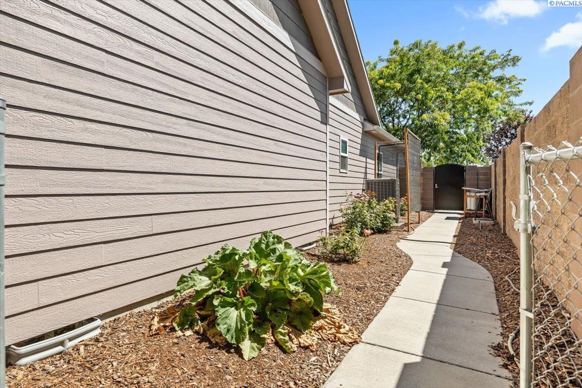 Richland, Washington, 99352, United States, 4 Bedrooms Bedrooms, ,2 BathroomsBathrooms,Residential,For Sale,1906988