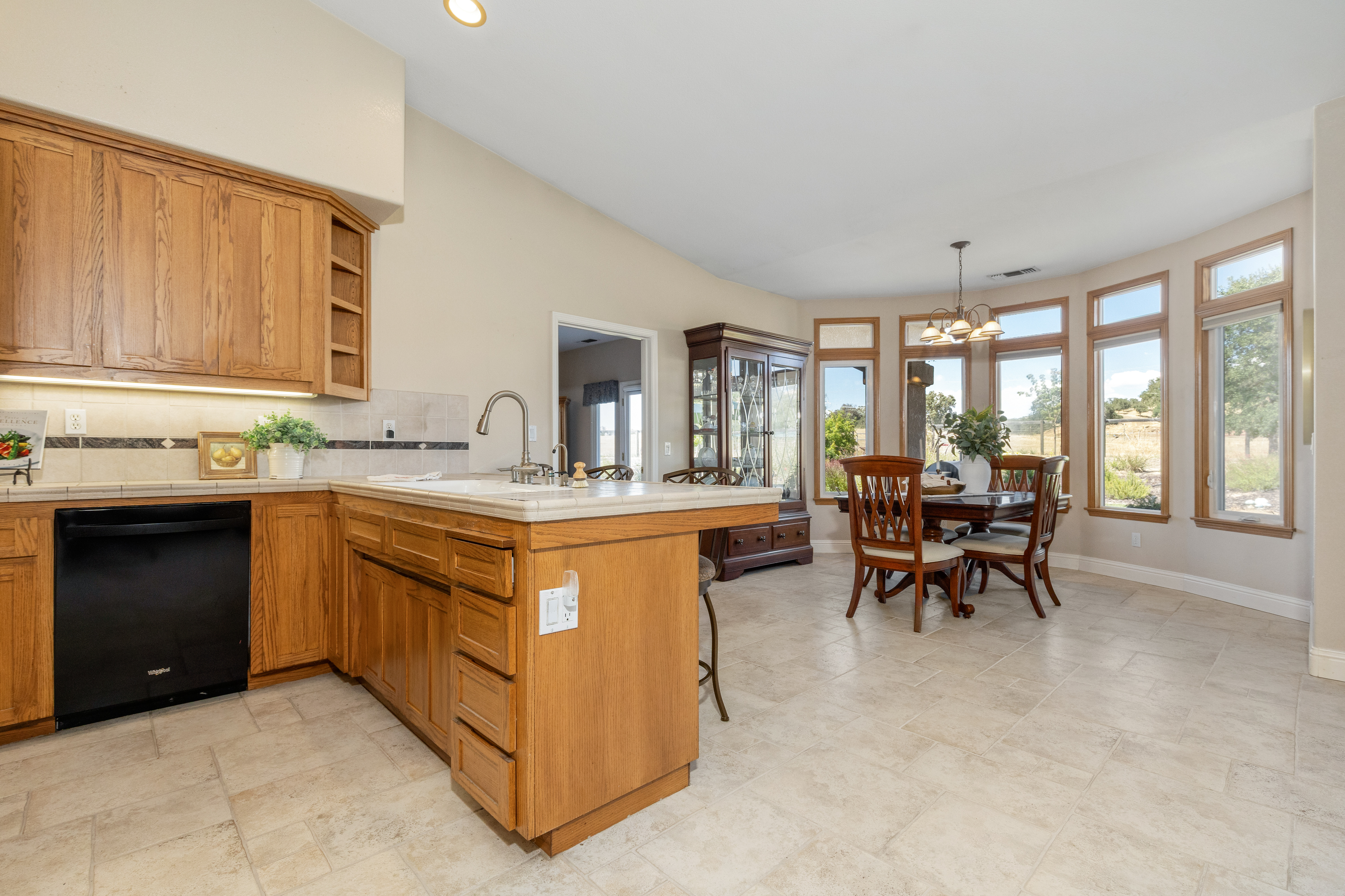  Stunning Lake Nacimiento Retreat with 6-Car Garage, Workshop & RV/Boat Parking - 物件實景