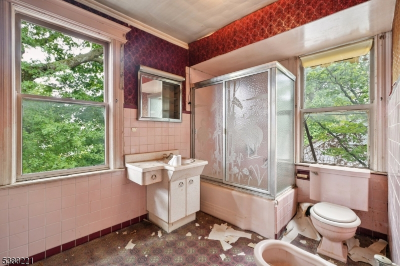Maplewood Twp., New Jersey, 07040, United States, 5 Bedrooms Bedrooms, ,3 BathroomsBathrooms,Residential,For Sale,1933003