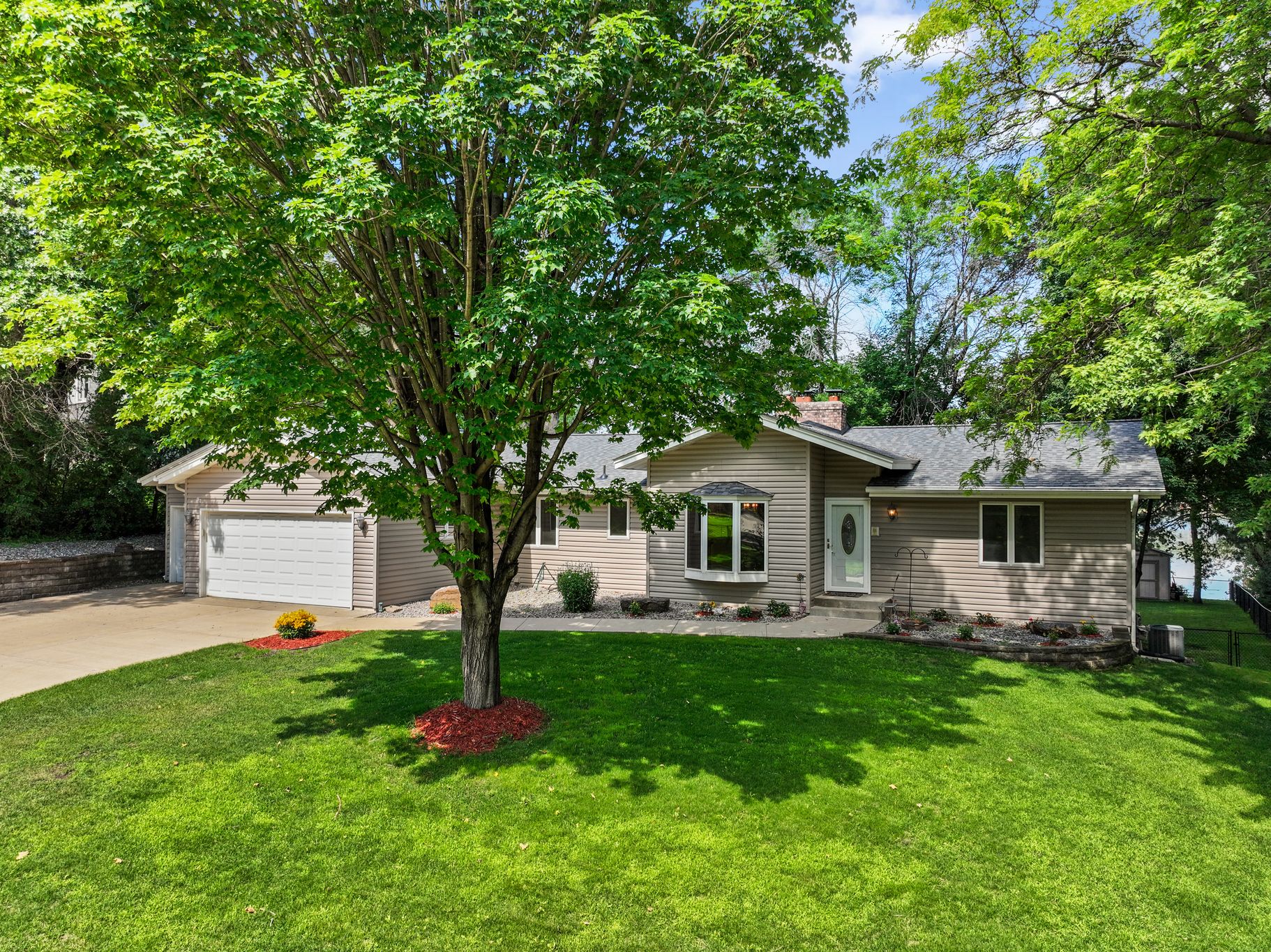  Exceptional Crystal Lake Retreat with Expansive Lakefront Living - 物件實景