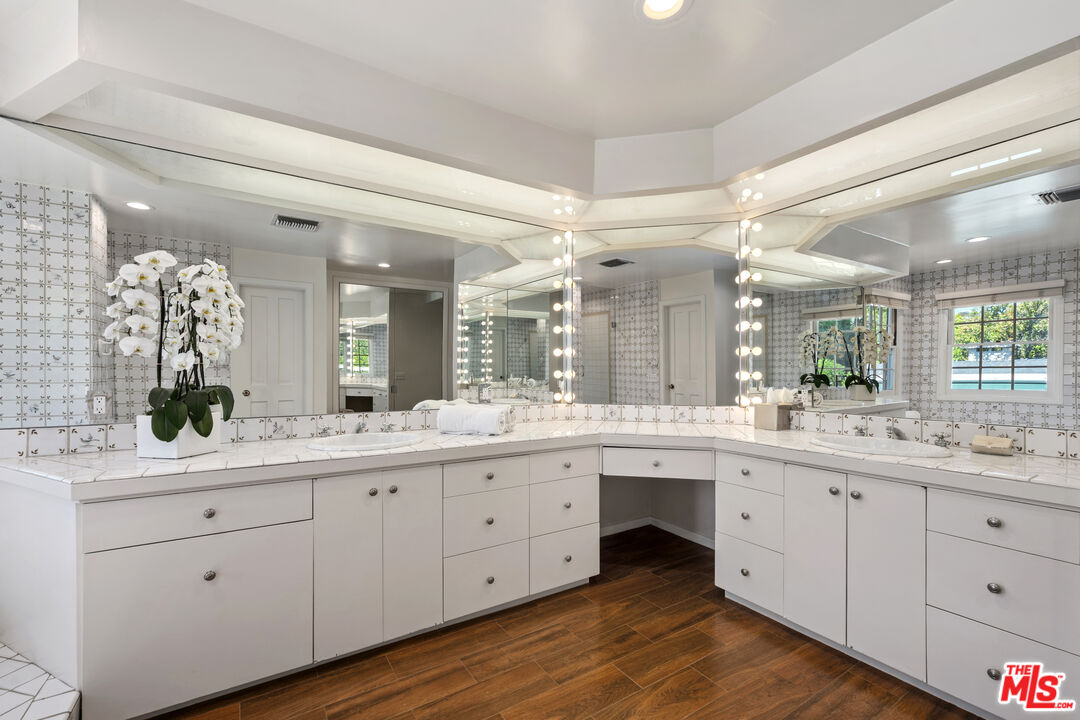 Los Angeles, California, 90024, United States, 6 Bedrooms Bedrooms, ,6 BathroomsBathrooms,Residential,For Sale,1925414