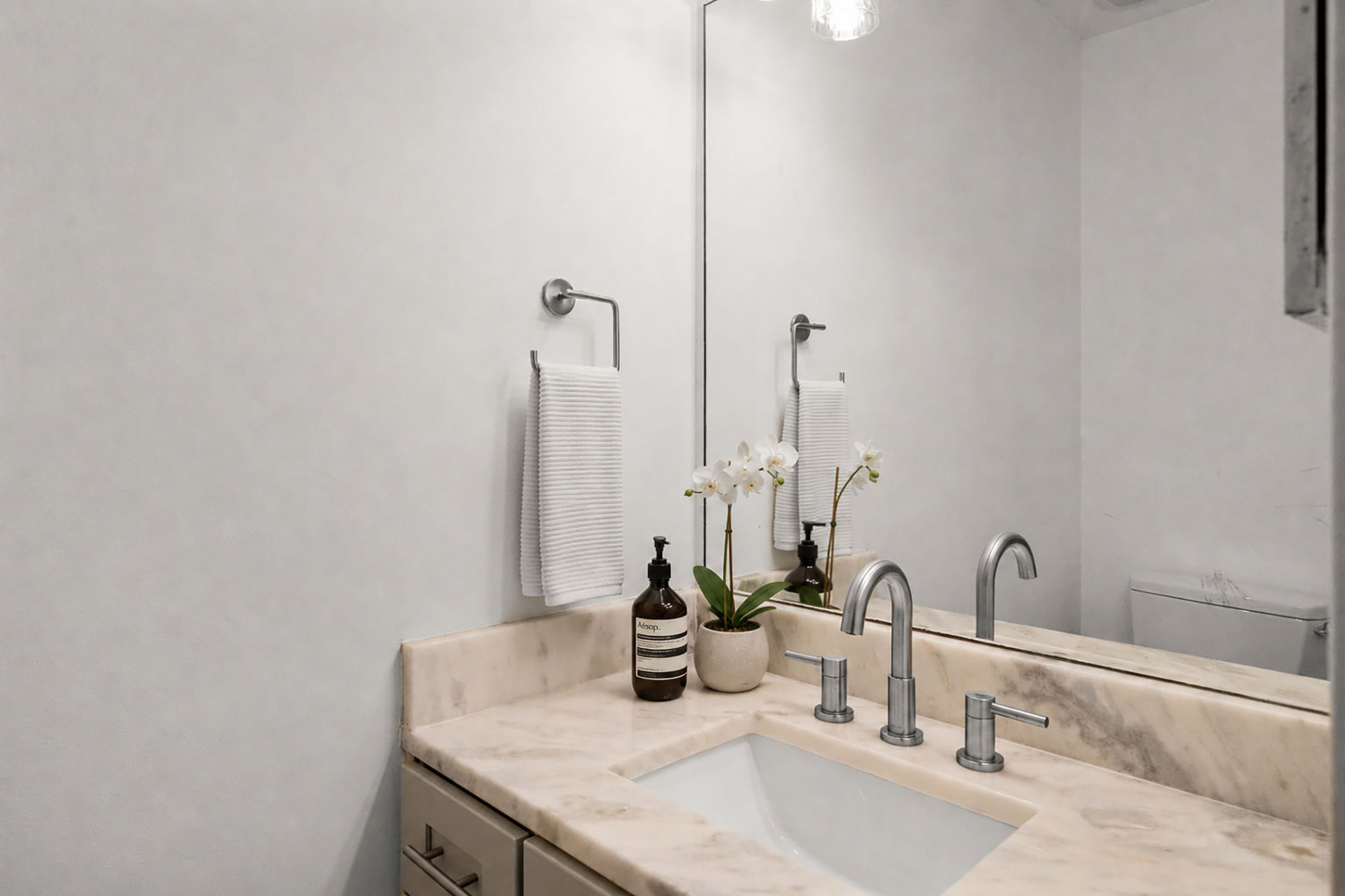  Stunning Turn-key Townhome Tucked Away in Desirable Woodbridge Crossing - 物件實景