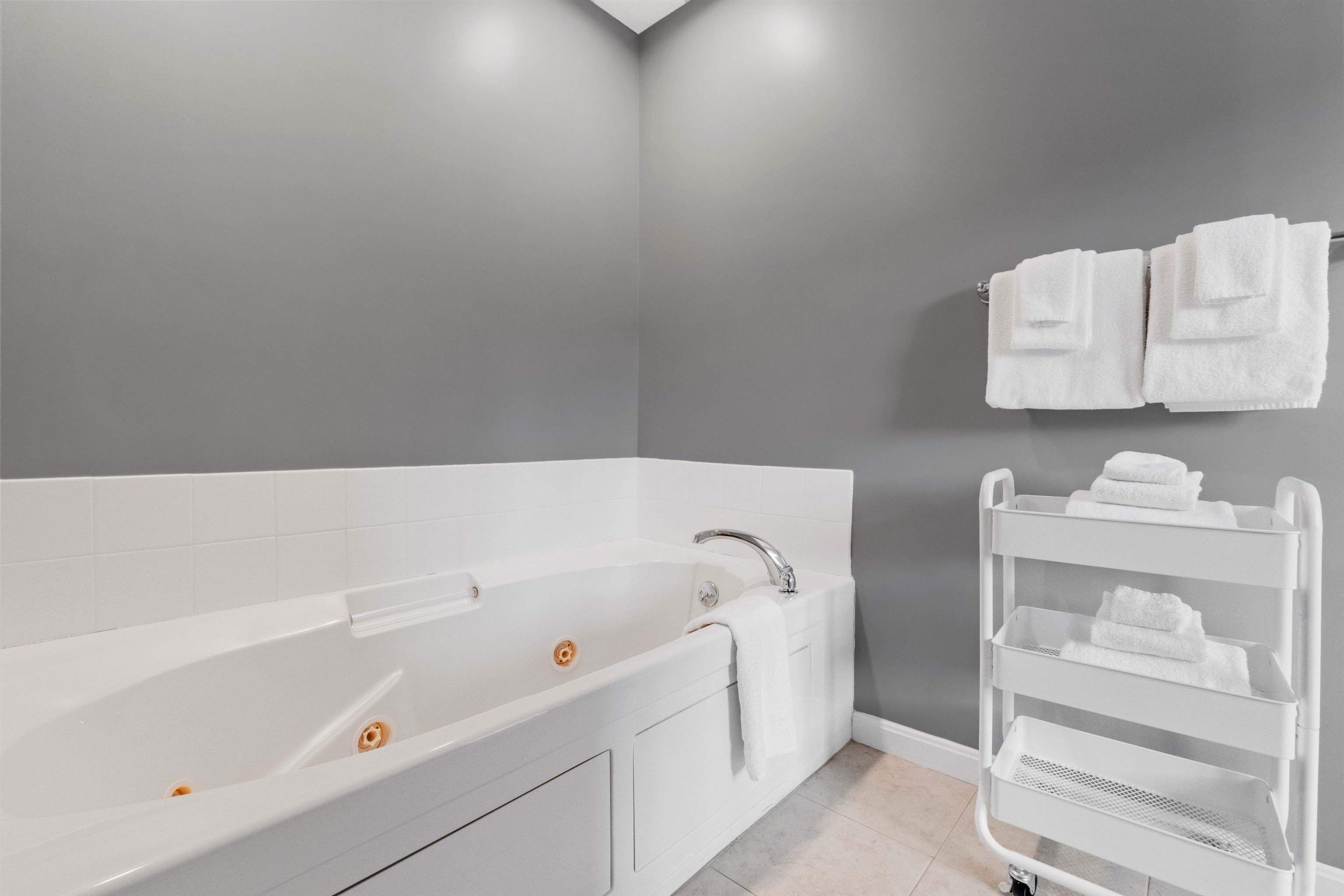 Lincoln, New Hampshire, 03251, United States, 4 Bedrooms Bedrooms, ,4 BathroomsBathrooms,Residential,For Sale,1915256