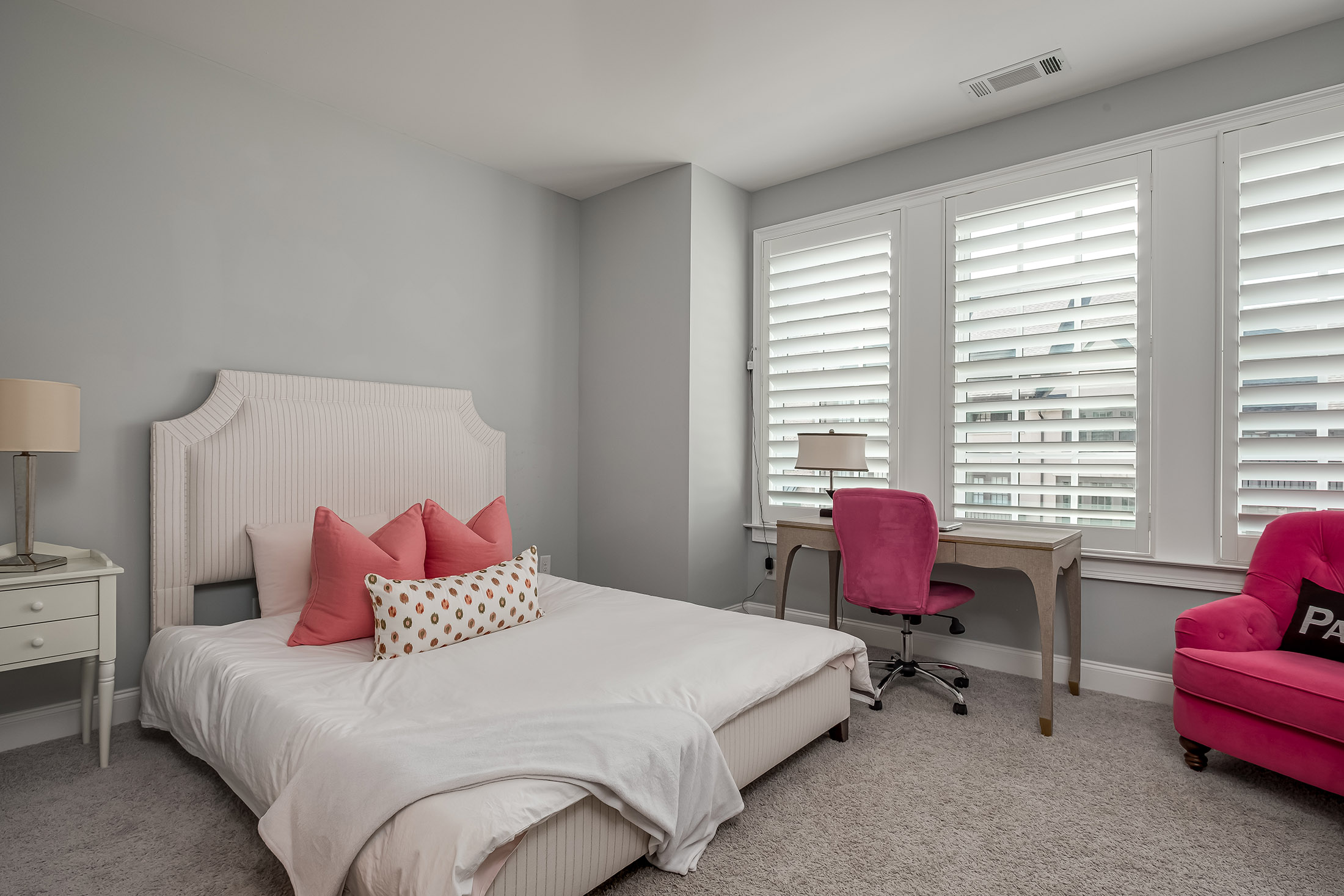  Sophisticated, Impeccably Maintained and Thoughtfully Upgraded Townhome - 物件實景