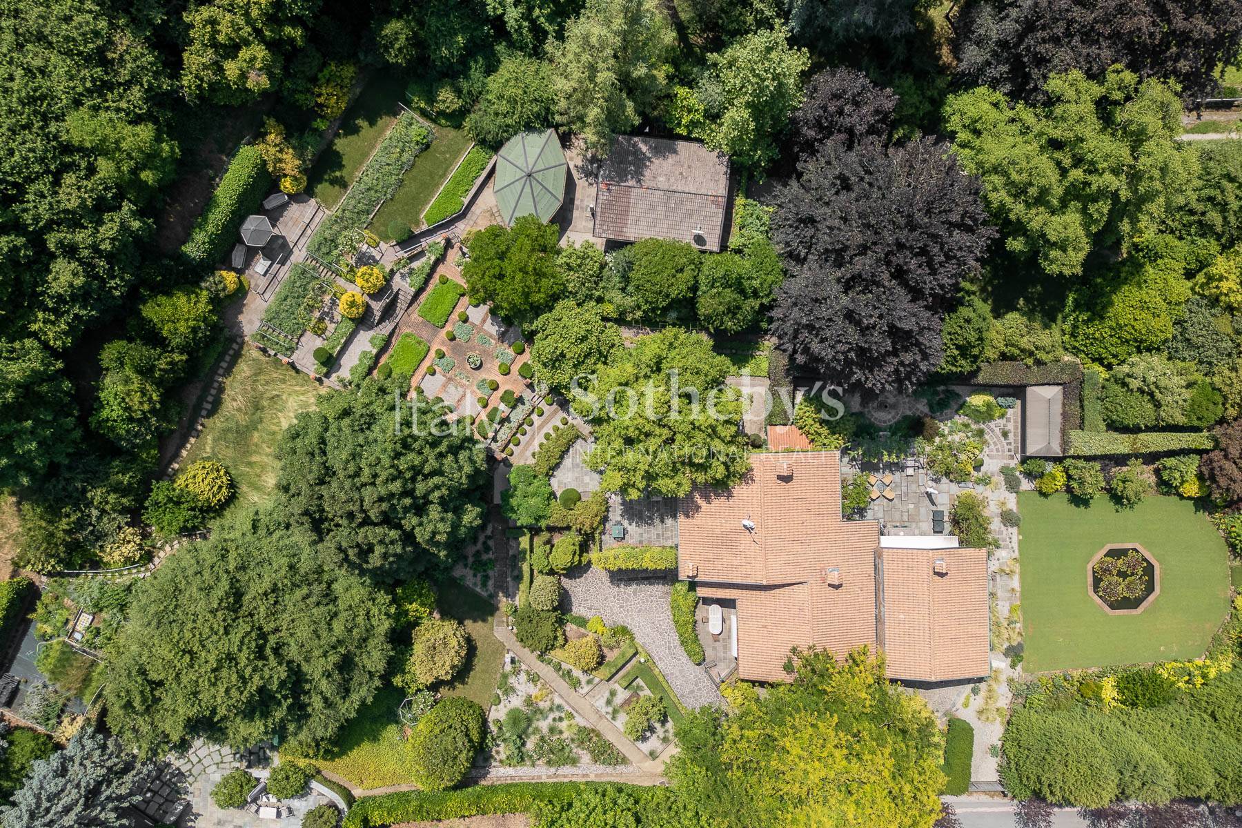  Prestigious residence with a magnificent landscaped garden. - 物件實景