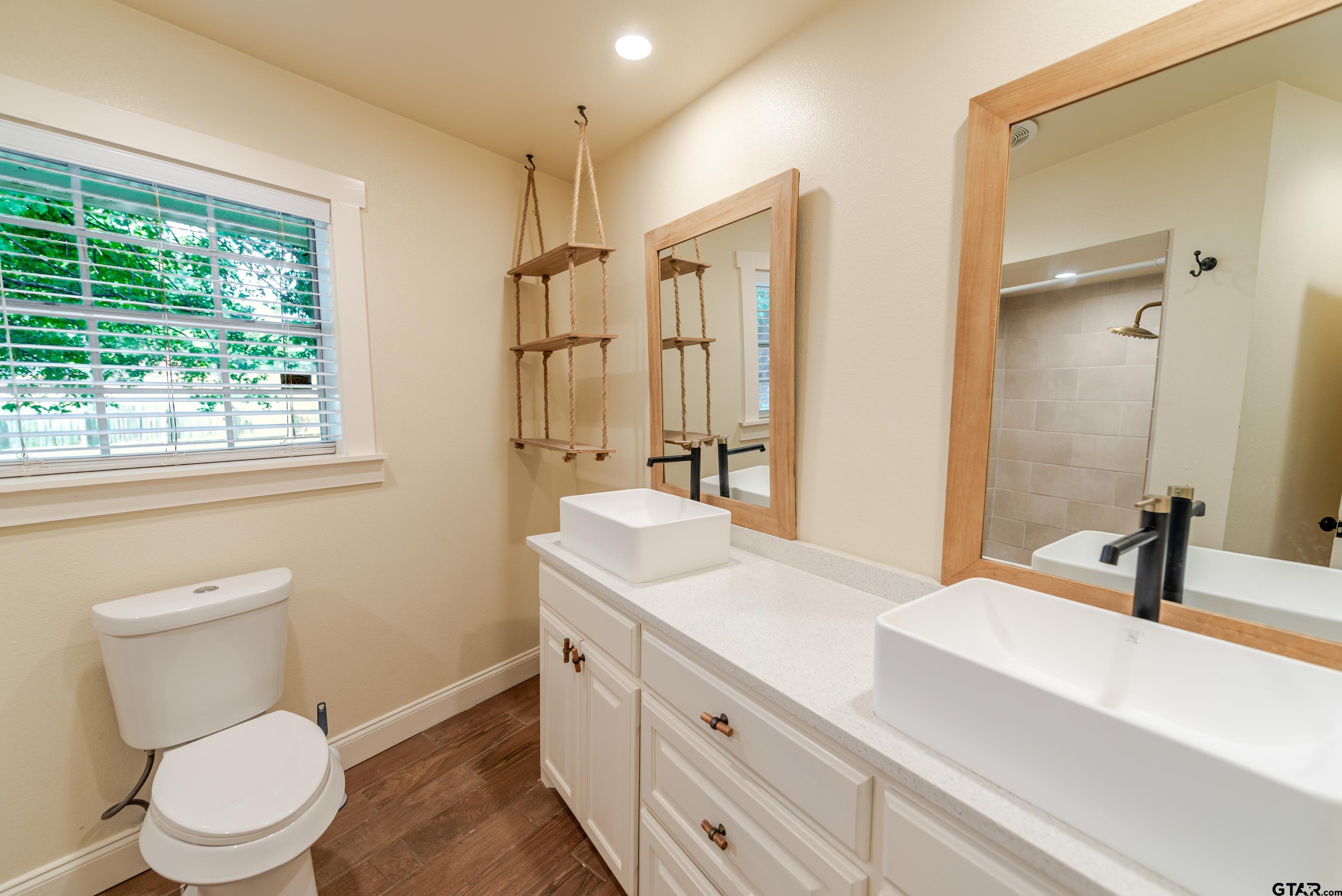 Mount Pleasant, Texas, 75455, United States, 5 Bedrooms Bedrooms, ,4 BathroomsBathrooms,Residential,For Sale,2010785