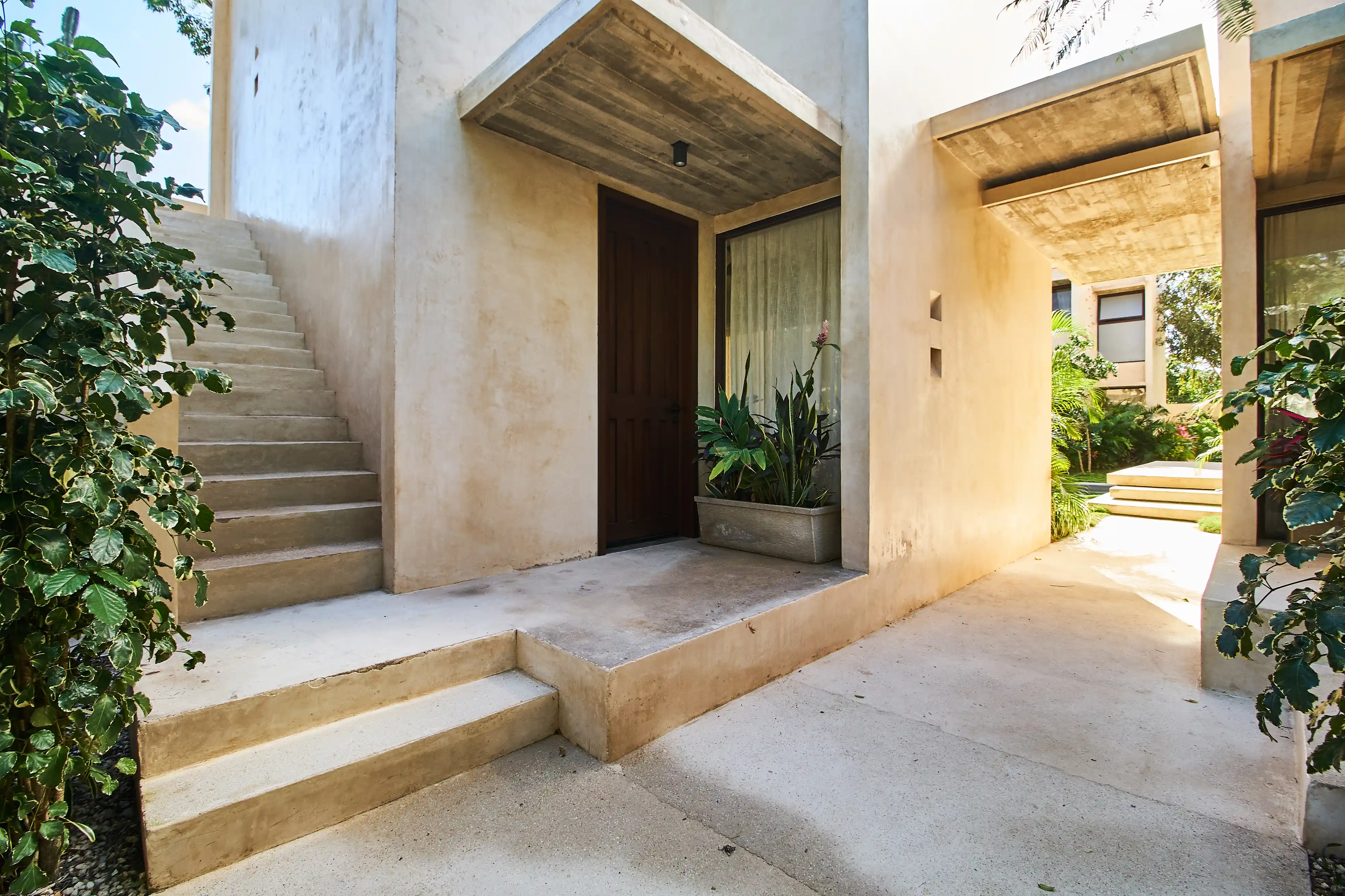  Turnkey Investment: 13-Unit Complex at Market Price - 物件實景