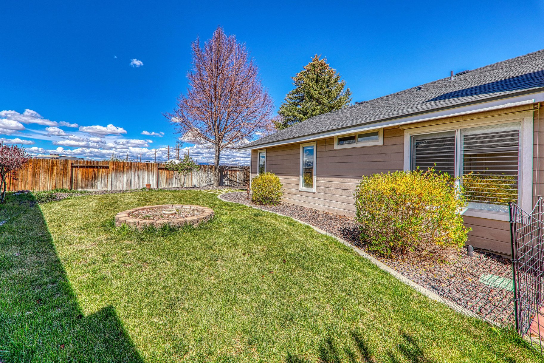  3 Bedrooms, 2 bath, 2 car garage, single level home in Minden NV - 物件實景