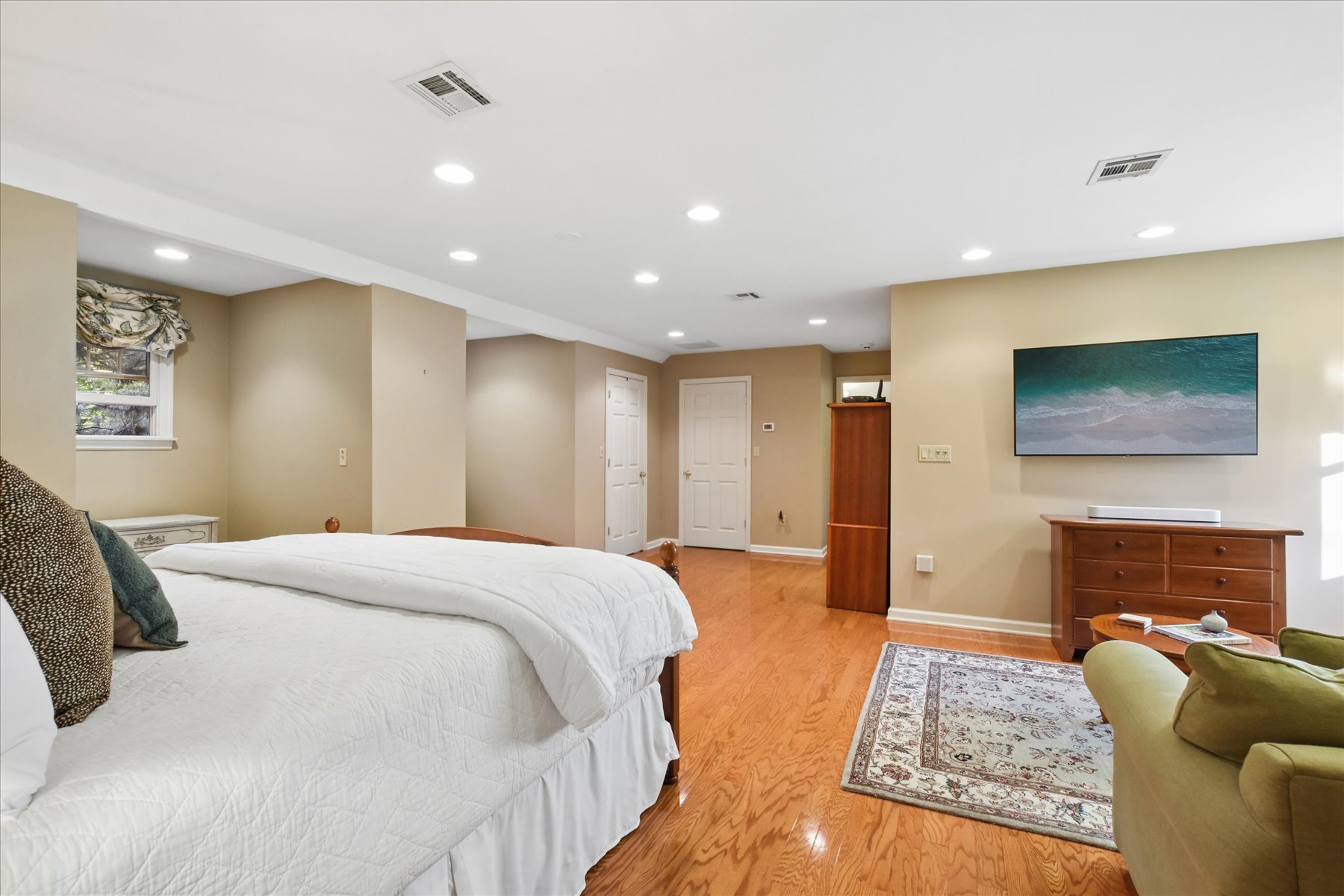  Split Level Home Offers Generous Living Spaces and Inviting Outdoor Areas - 物件實景