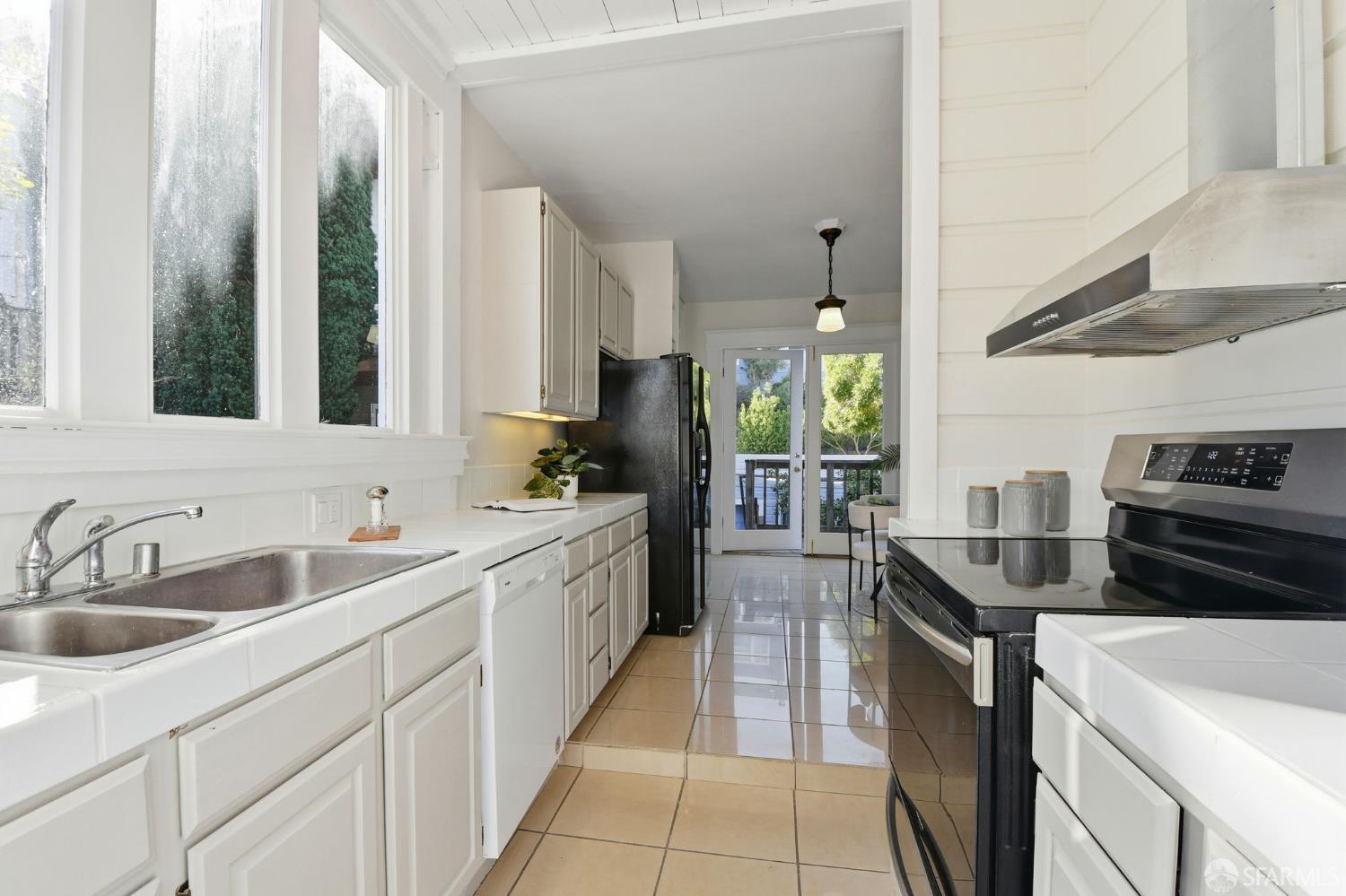 San Francisco, California, 94115, United States, 3 Bedrooms Bedrooms, ,1 BathroomBathrooms,Residential,For Sale,1992126