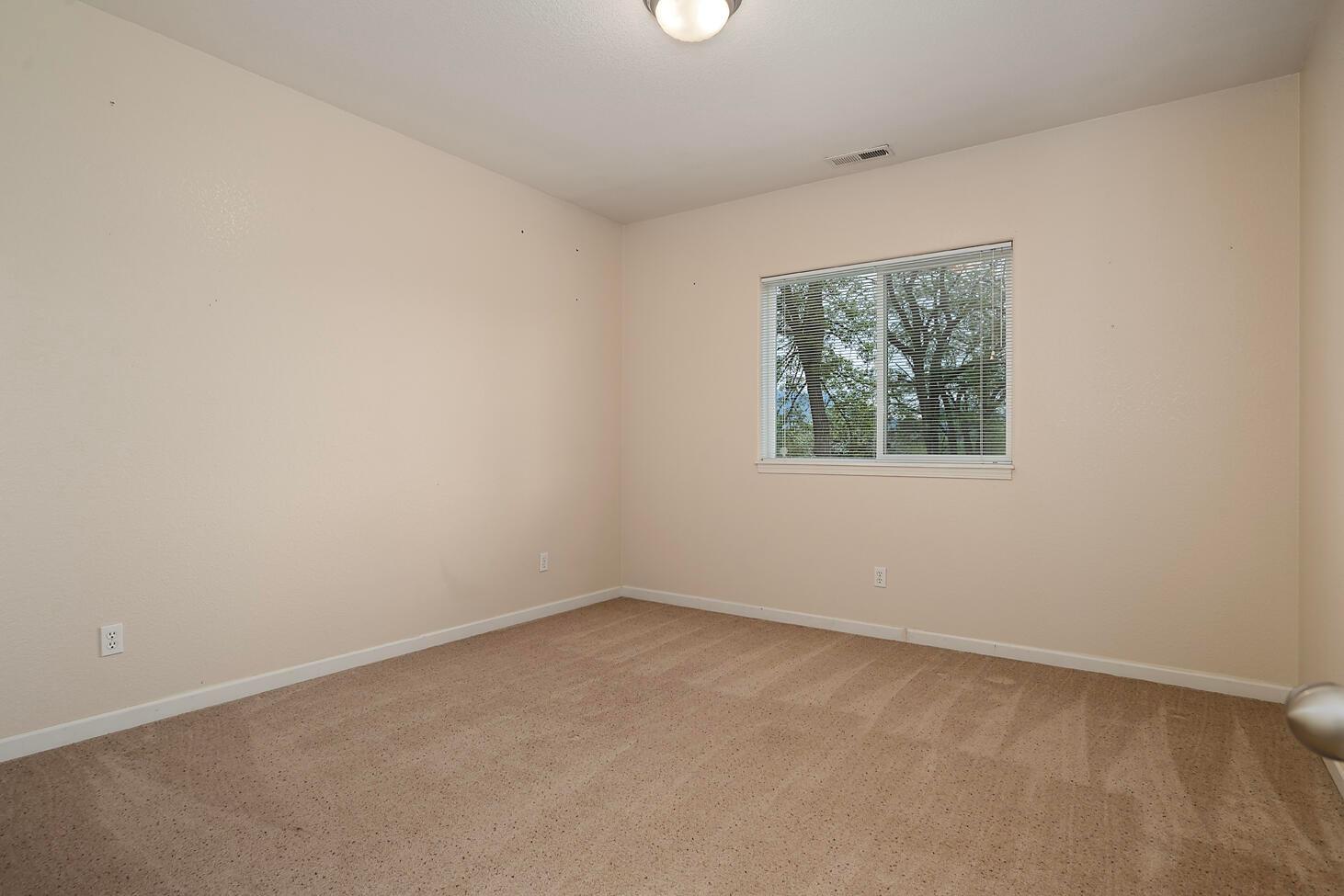 Grants Pass, Oregon, 97526, United States, 3 Bedrooms Bedrooms, ,3 BathroomsBathrooms,Residential,For Sale,1960642