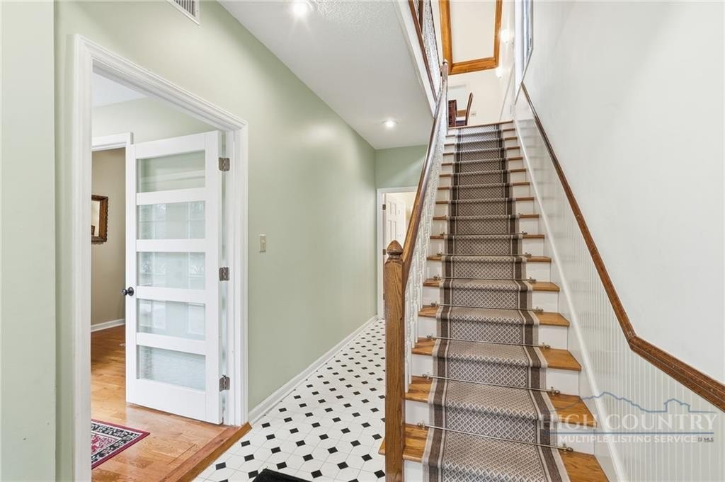 Banner Elk, North Carolina, 28604, United States, 4 Bedrooms Bedrooms, ,5 BathroomsBathrooms,Residential,For Sale,2020475
