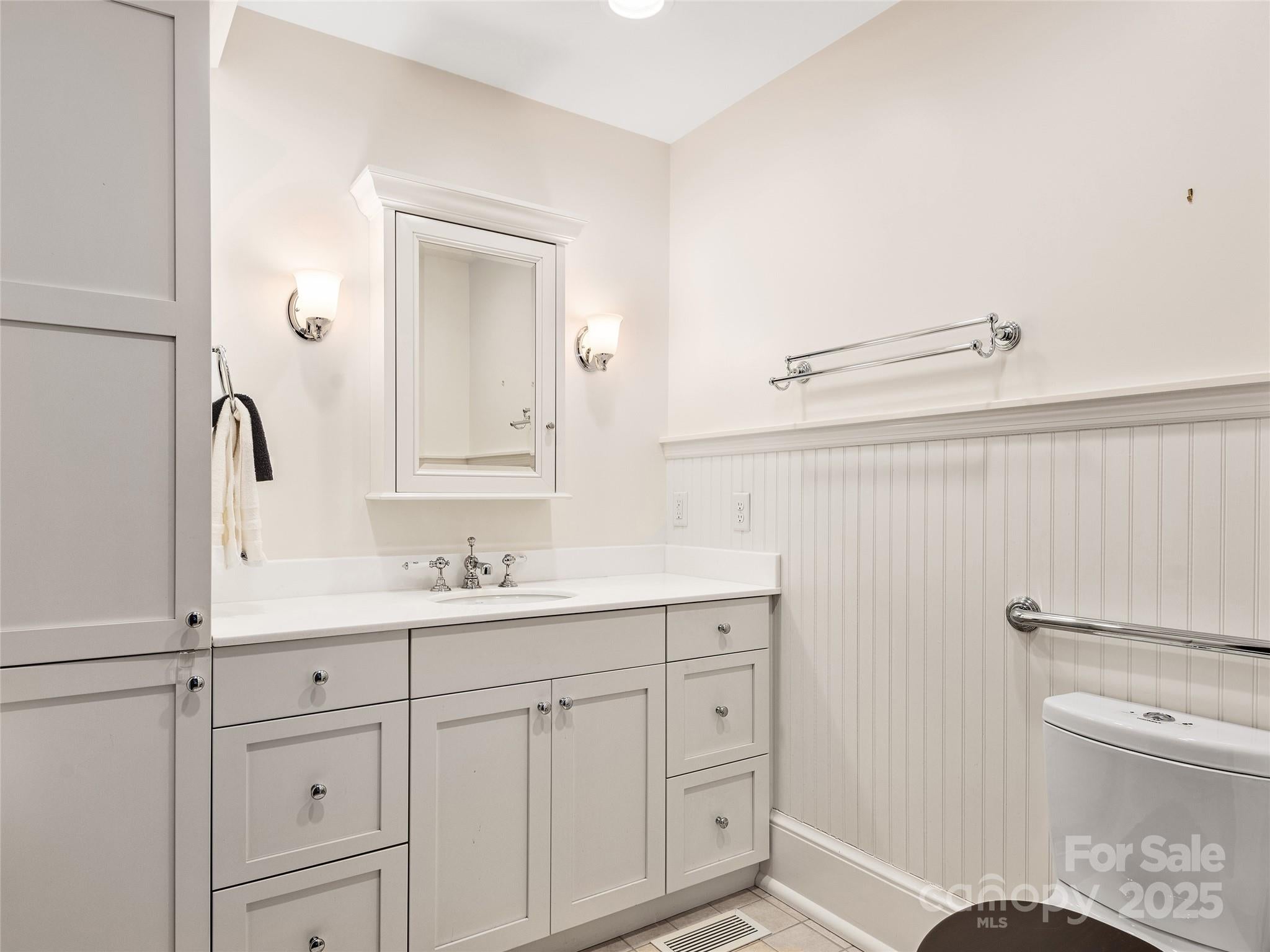 Hendersonville, North Carolina, 28739, United States, 2 Bedrooms Bedrooms, ,2 BathroomsBathrooms,Residential,For Sale,1980829