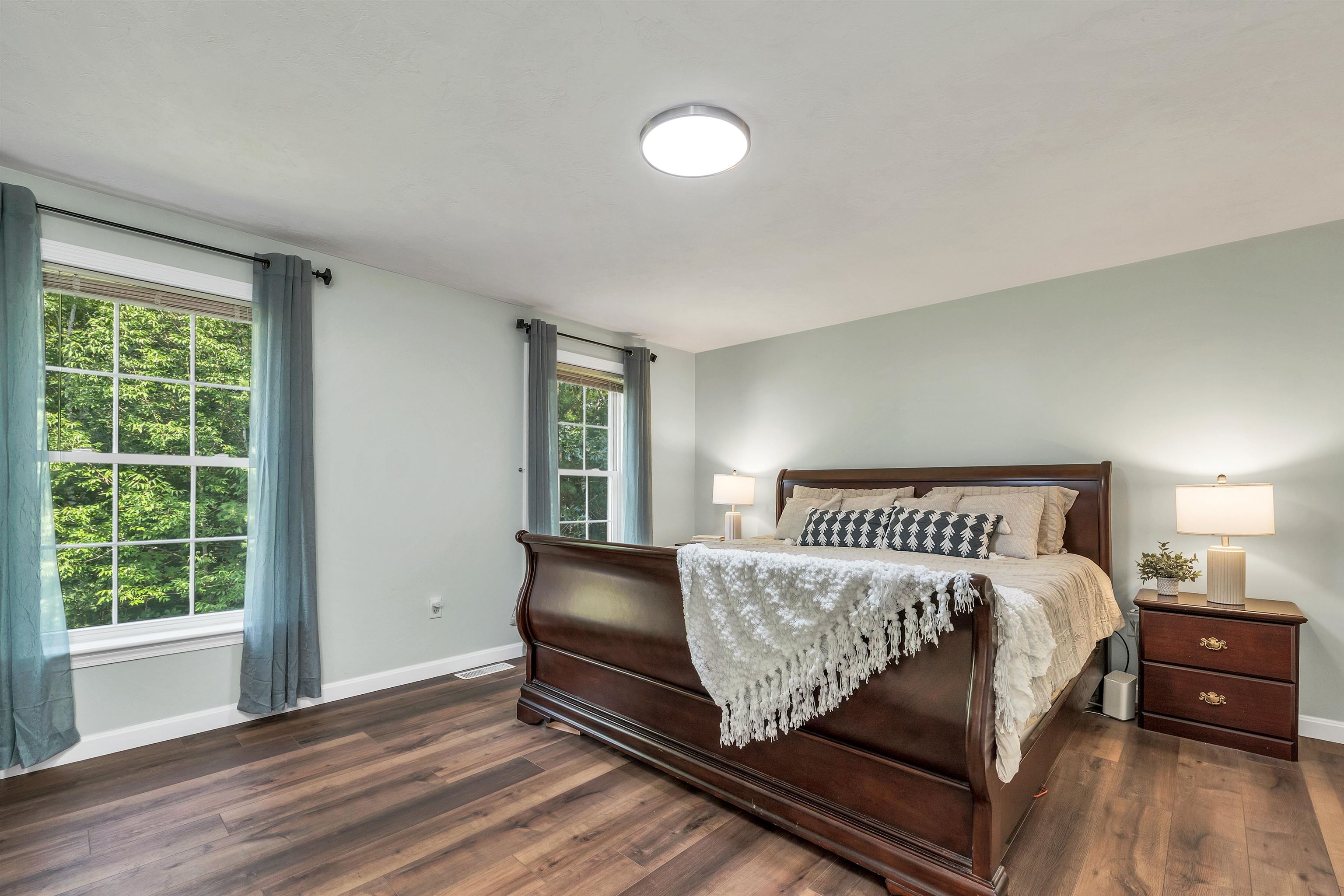 Nashua, New Hampshire, 03062, United States, 4 Bedrooms Bedrooms, ,2 BathroomsBathrooms,Residential,For Sale,1918532
