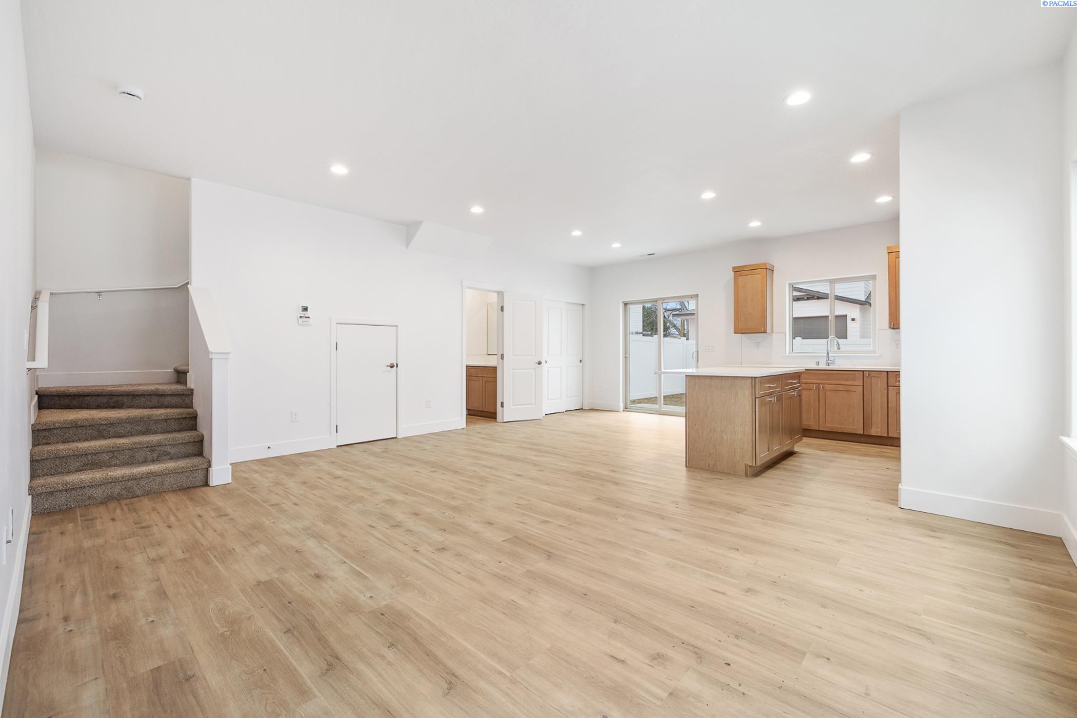 Kennewick, Washington, 99337, United States, 5 Bedrooms Bedrooms, ,Residential,For Sale,1940850