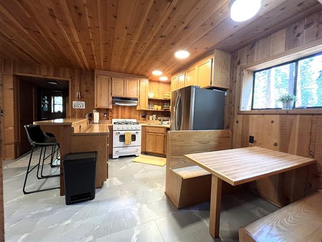 Lake Almanor West, California, 96920, United States, 5 Bedrooms Bedrooms, ,3 BathroomsBathrooms,Residential,For Sale,1949683