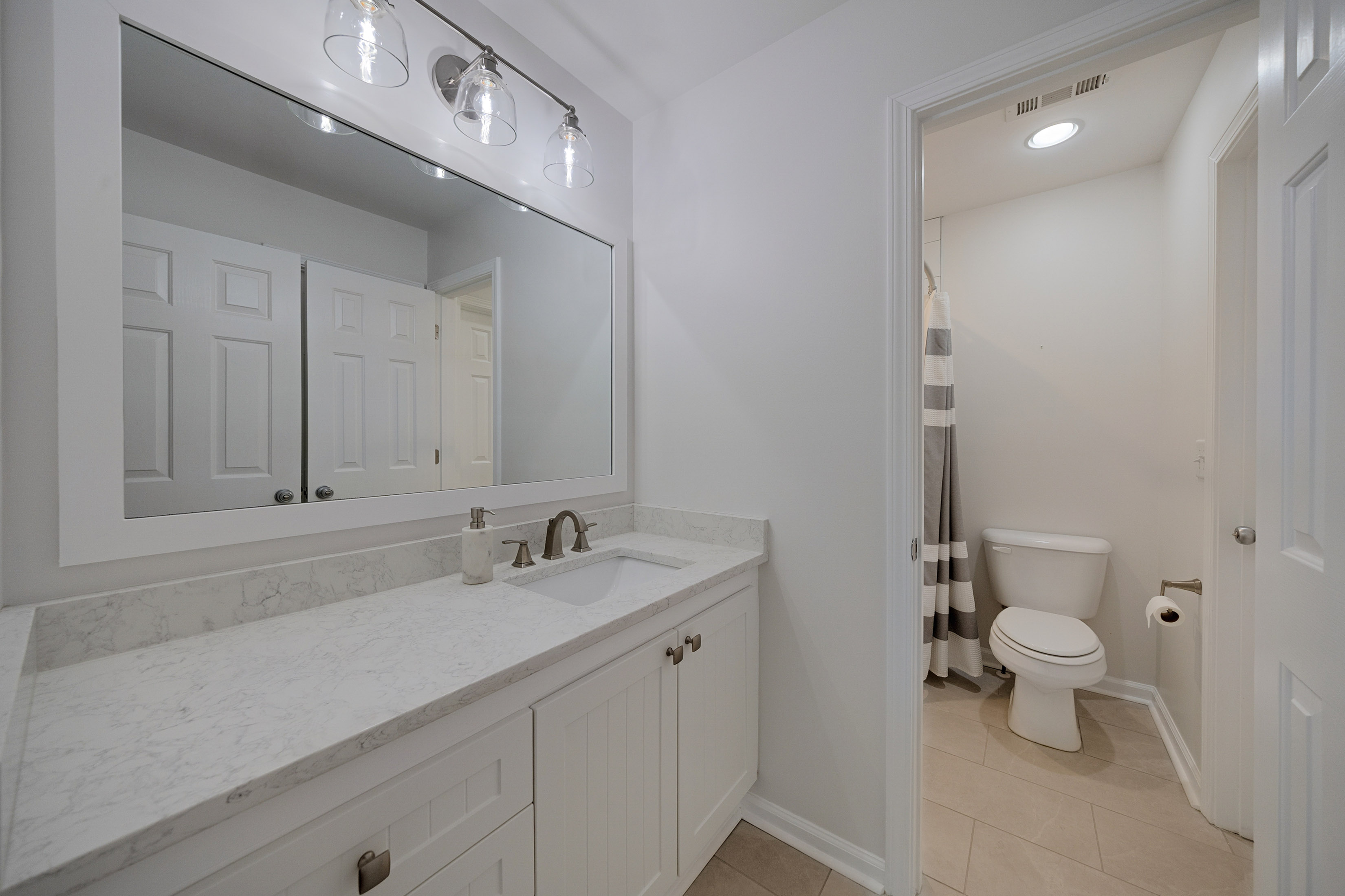  Stunning Craftsman-Style Home Featuring a Desirable Primary Suite on Main Level - 物件實景