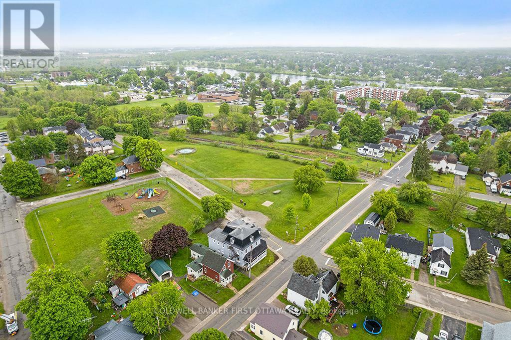 SMITHS FALLS, Ontario, K7A 2Z5, CA, 8 Bedrooms Bedrooms, ,6 BathroomsBathrooms,Residential,For Sale,1865309