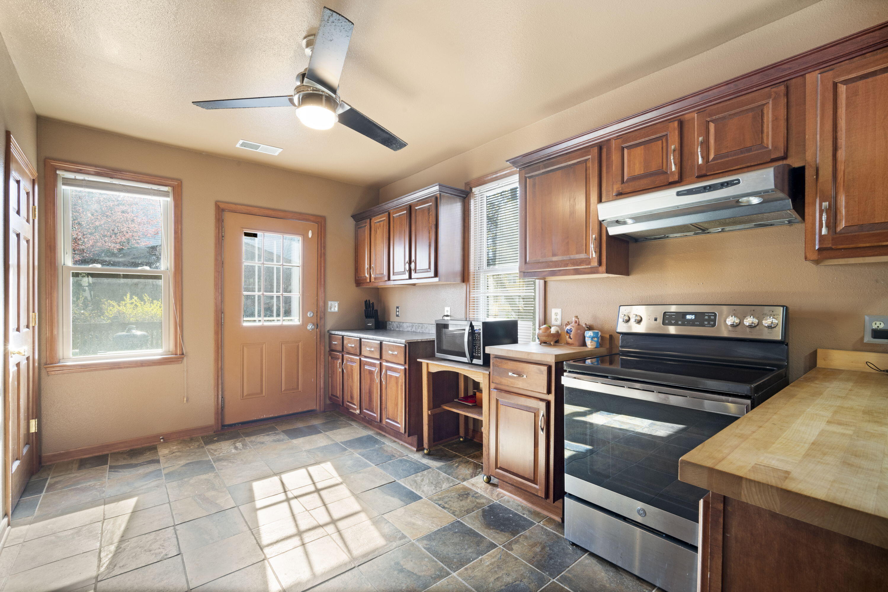 Milwaukee, Wisconsin, 53202, United States, 3 Bedrooms Bedrooms, ,3 BathroomsBathrooms,Residential,For Sale,1982792