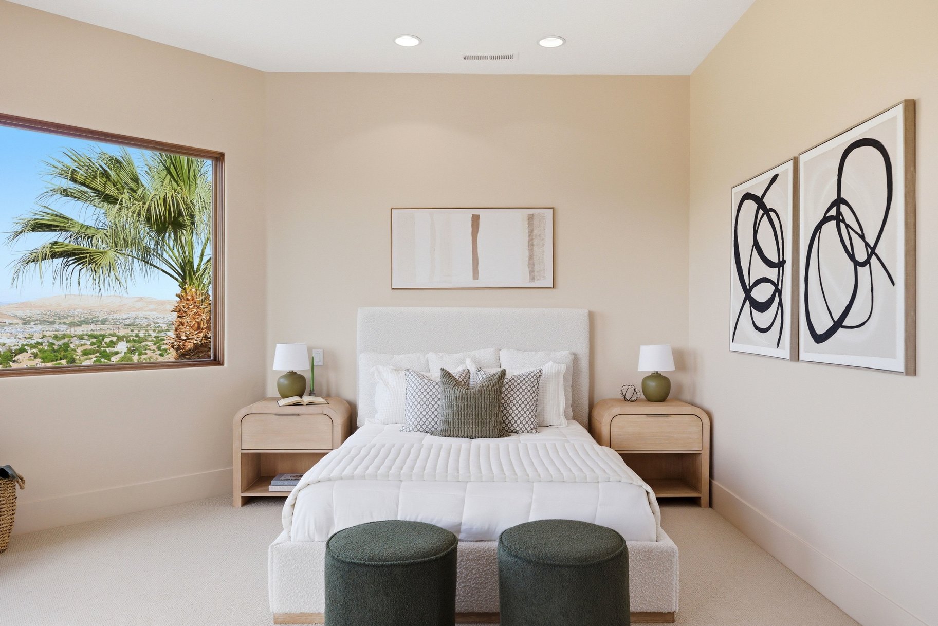  On The edge Of Stone Cliff With Sweeping Stunning City And Mountain Views - 物件實景