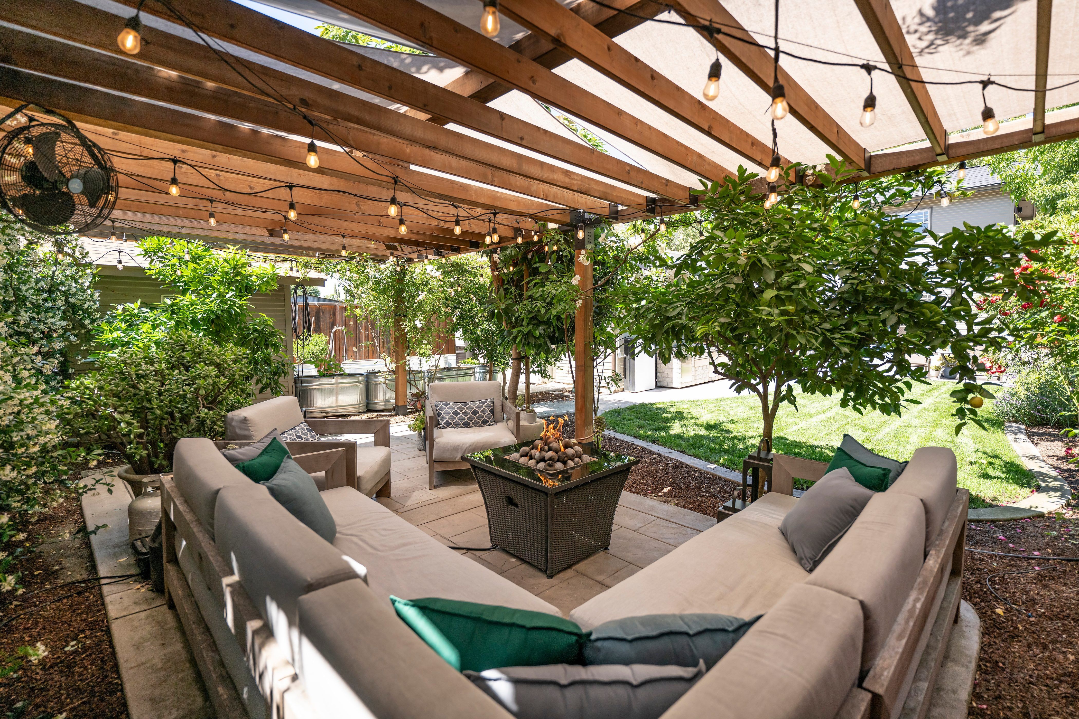  Extensively Upgraded Home - 物件實景