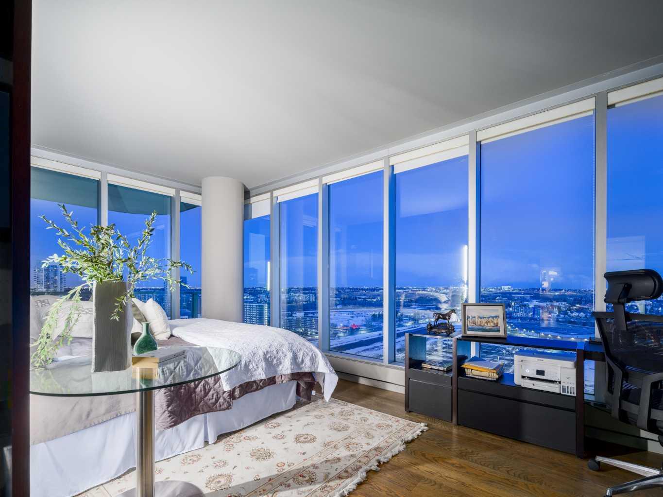 CALGARY, Alberta, T2G 0C7, CA, 2 Bedrooms Bedrooms, ,3 BathroomsBathrooms,Residential,For Sale,1837993