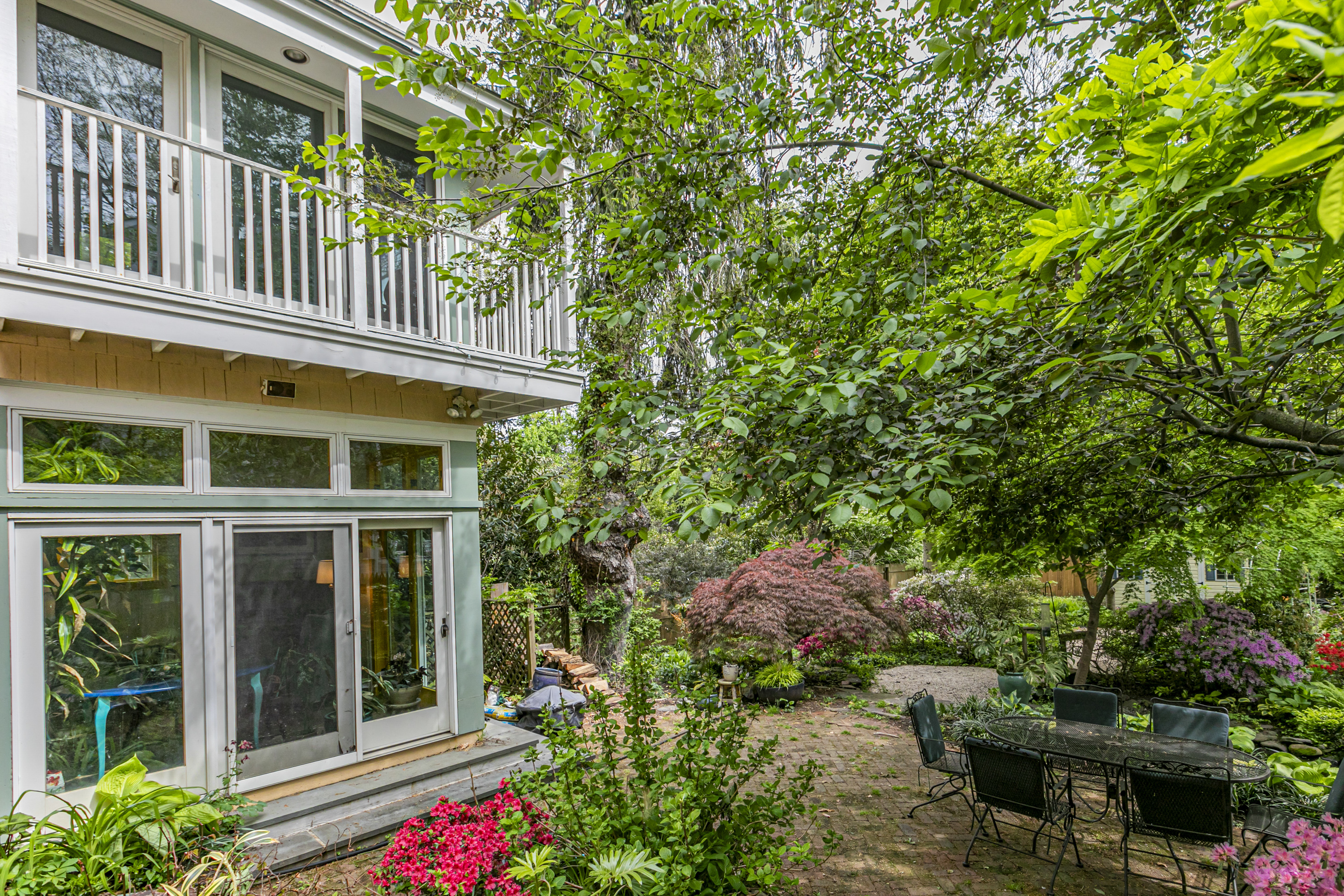  Storybook Princeton Home With Garden, Ponds, Parking, and In-town Location - 物件實景