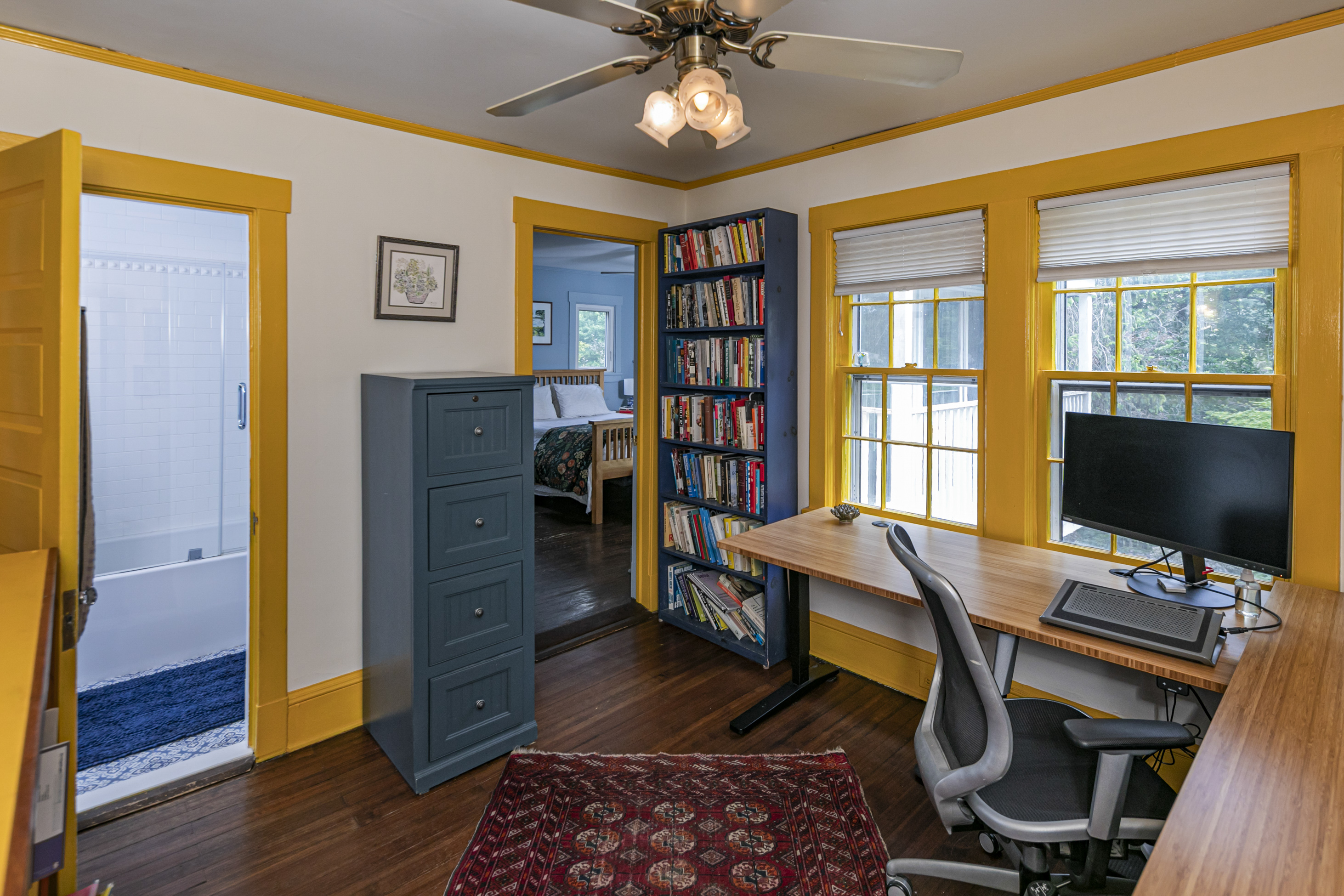  Storybook Princeton Home With Garden, Ponds, Parking, and In-town Location - 物件實景