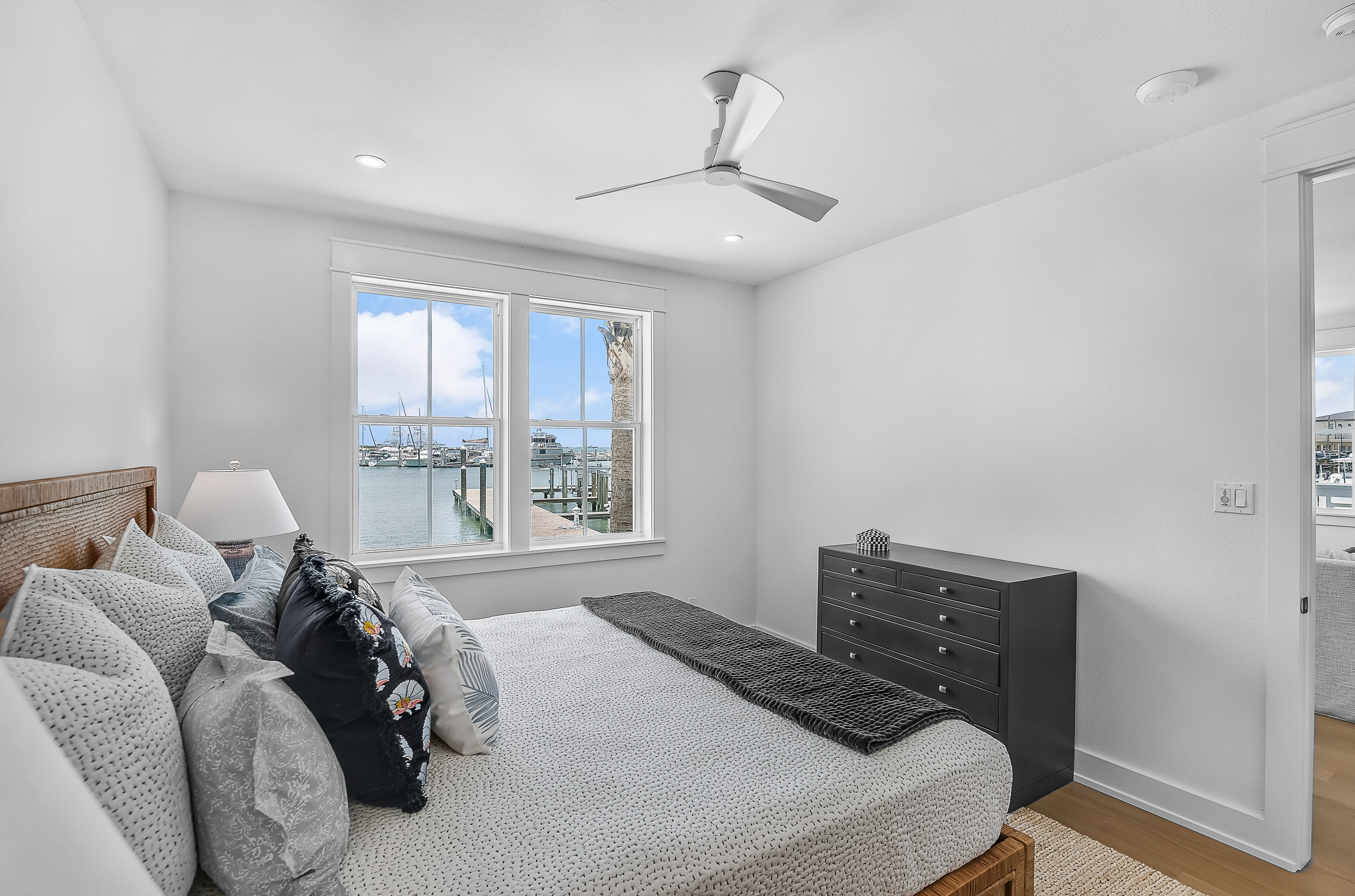  Coastal Elegance Meets Waterfront Living - 物件實景