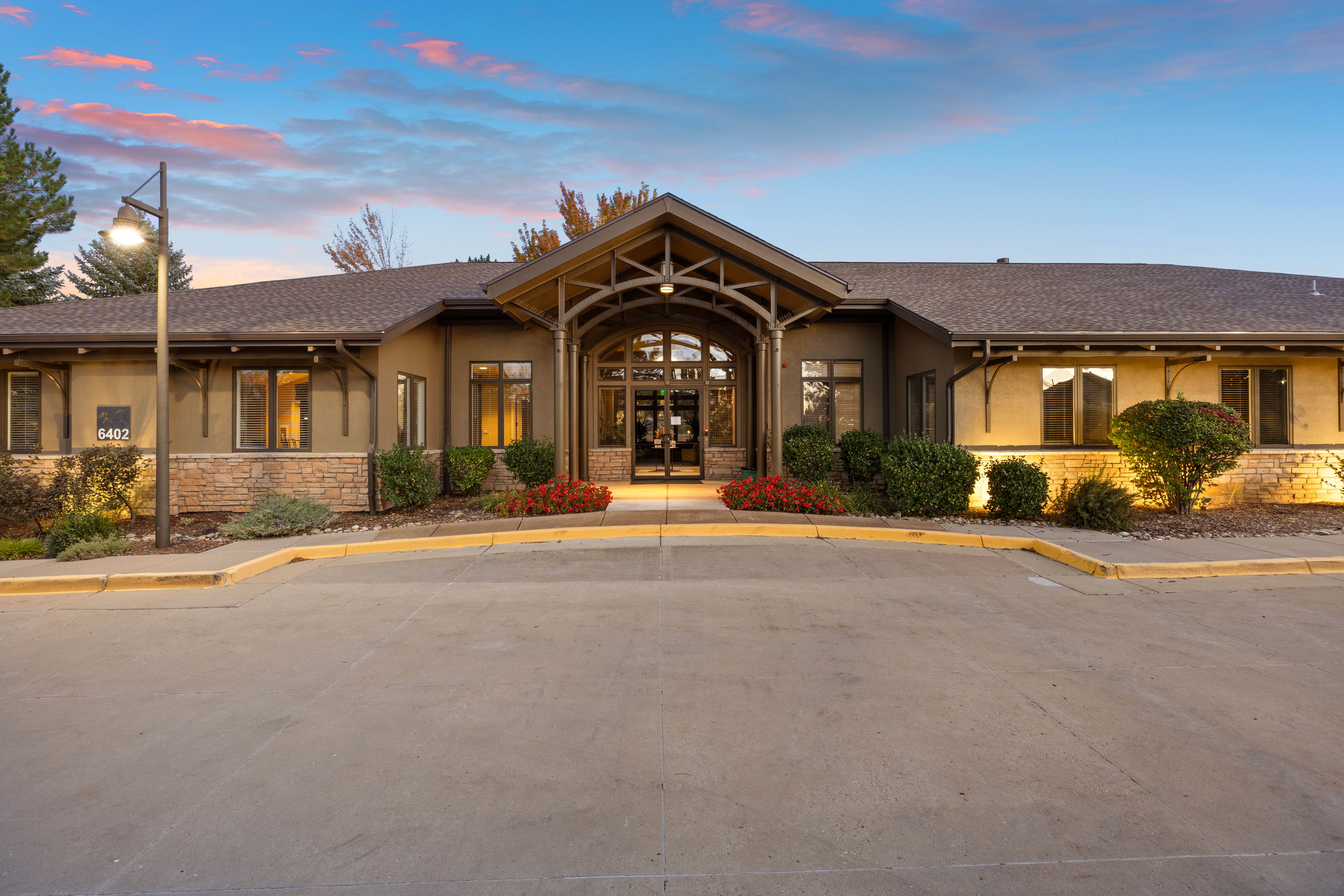  End Unit. 2-Car Garage. Resort Style Living. - 物件實景