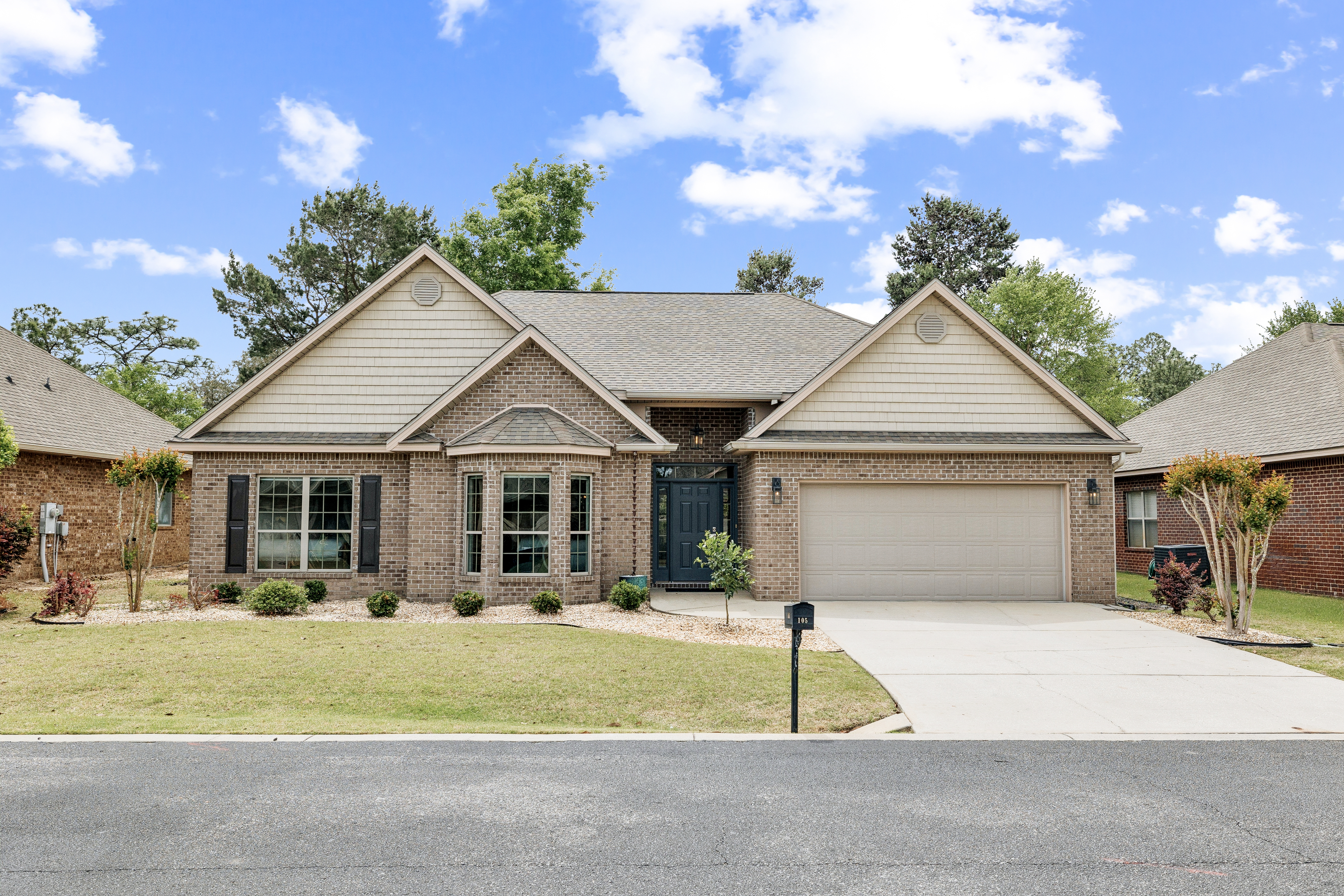  Immaculate, Spacious Single-Level Living Home with Screened Outdoor Living - 物件實景