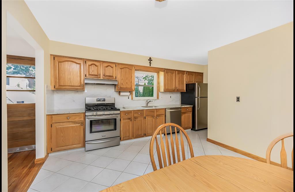 Yonkers, New York, 10701, United States, 3 Bedrooms Bedrooms, ,3 BathroomsBathrooms,Residential,For Sale,1983321