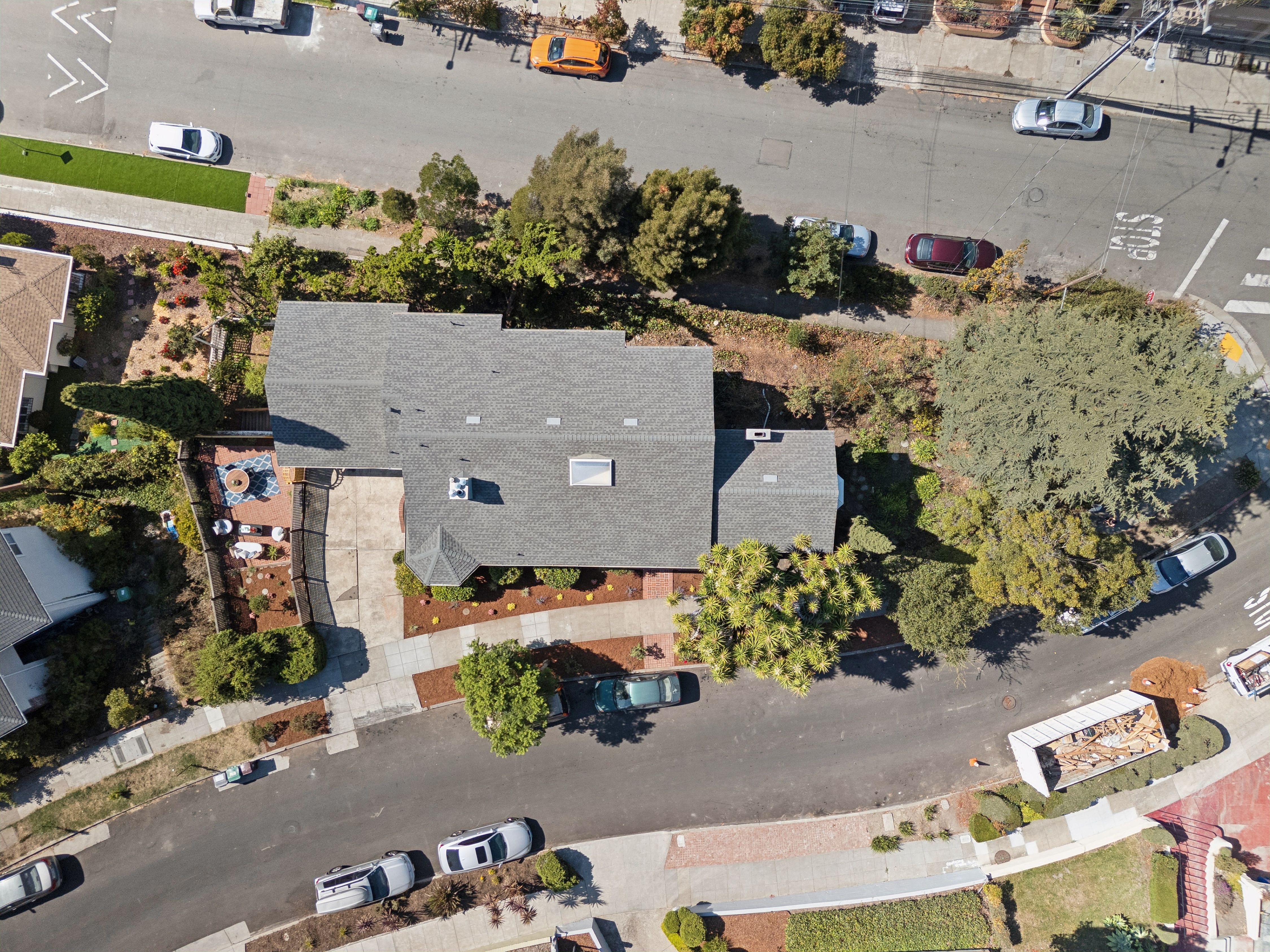  Spacious Corner-Lot Residence Offering Flexible Living Near Lake Merritt - 物件實景