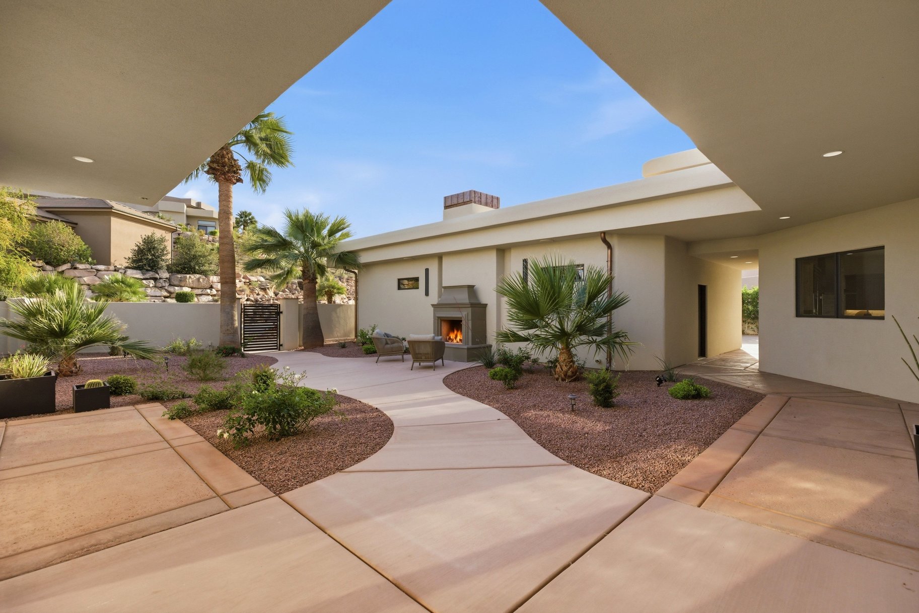  On The edge Of Stone Cliff With Sweeping Stunning City And Mountain Views - 物件實景