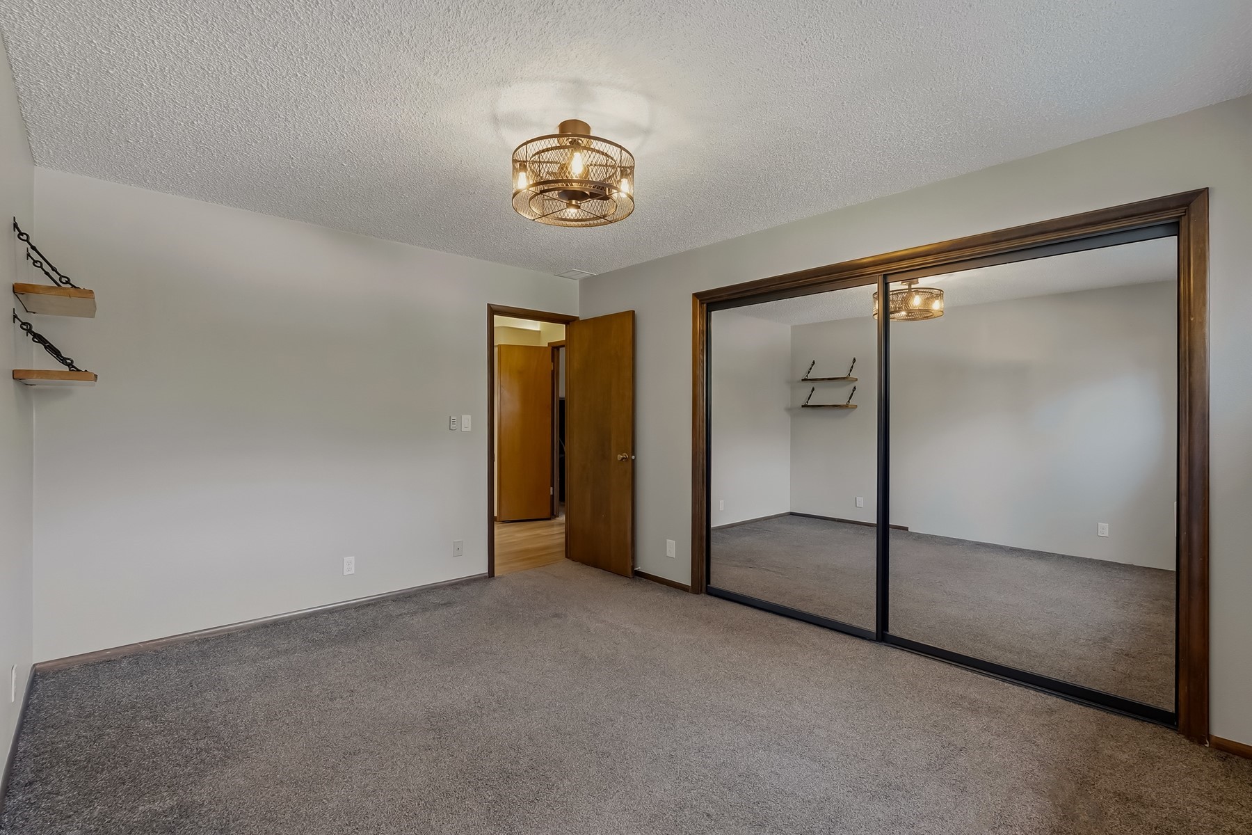  1023 N Crestline Dr - 物件實景