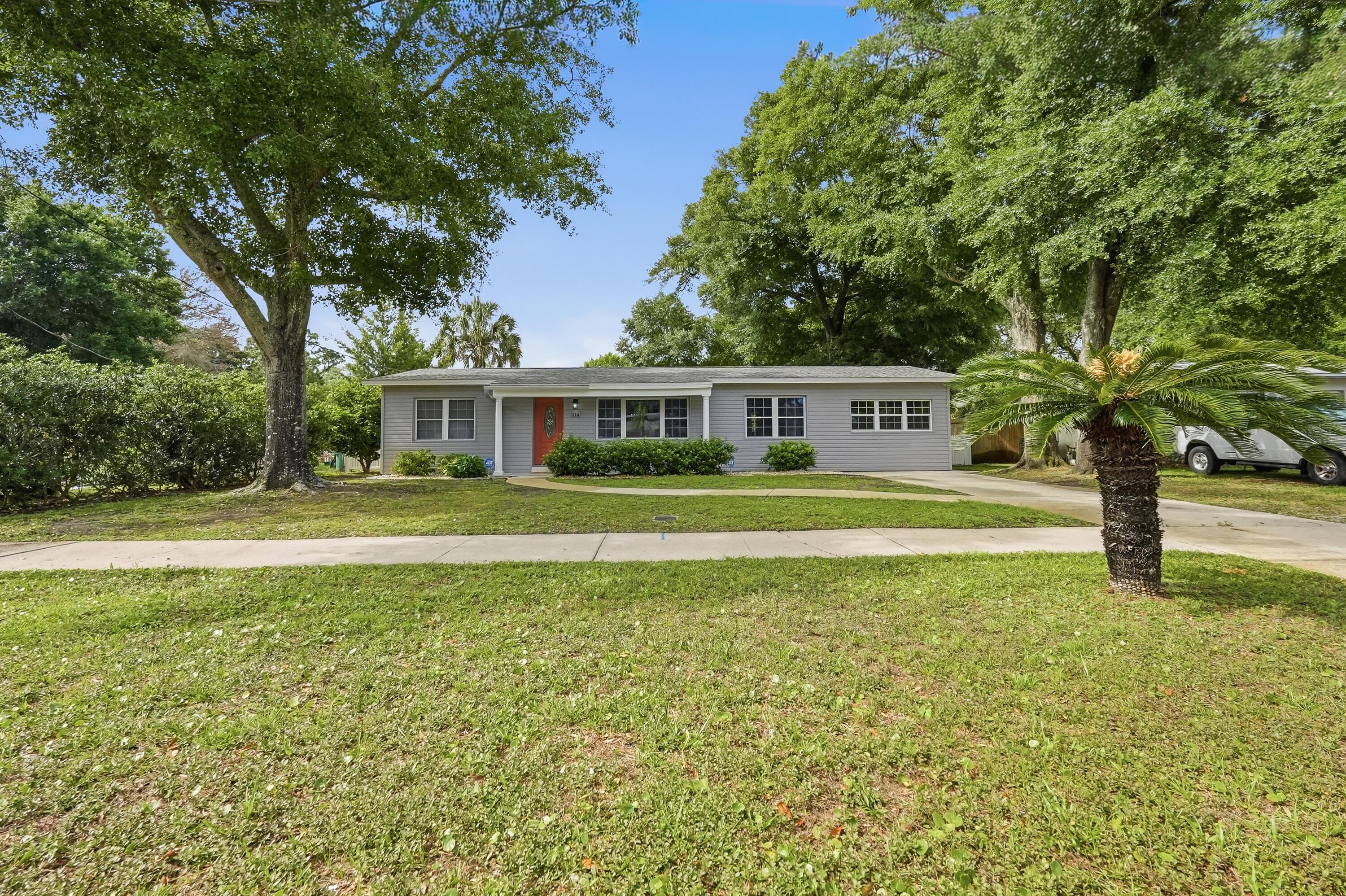 Hollywood Blvd, Mary Esther, FL 32569