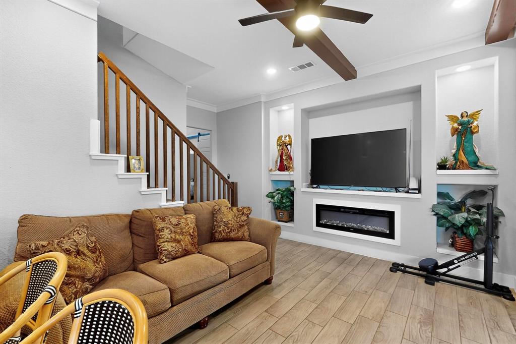 Grand Prairie, Texas, 75051, United States, 5 Bedrooms Bedrooms, ,5 BathroomsBathrooms,Residential,For Sale,1895413