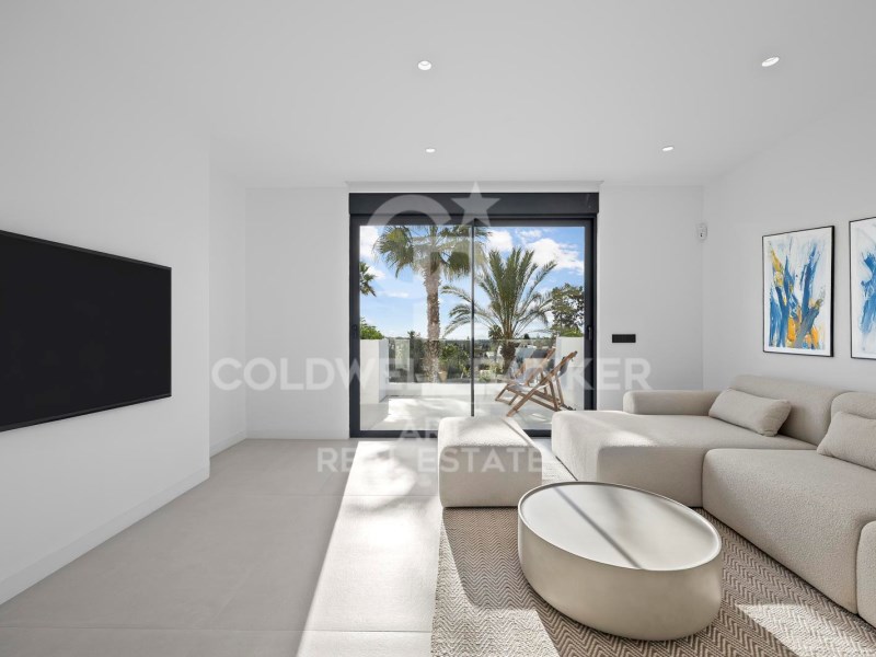 Estepona, Andalusia, ES, 3 Bedrooms Bedrooms, ,3 BathroomsBathrooms,Residential,For Sale,1743348