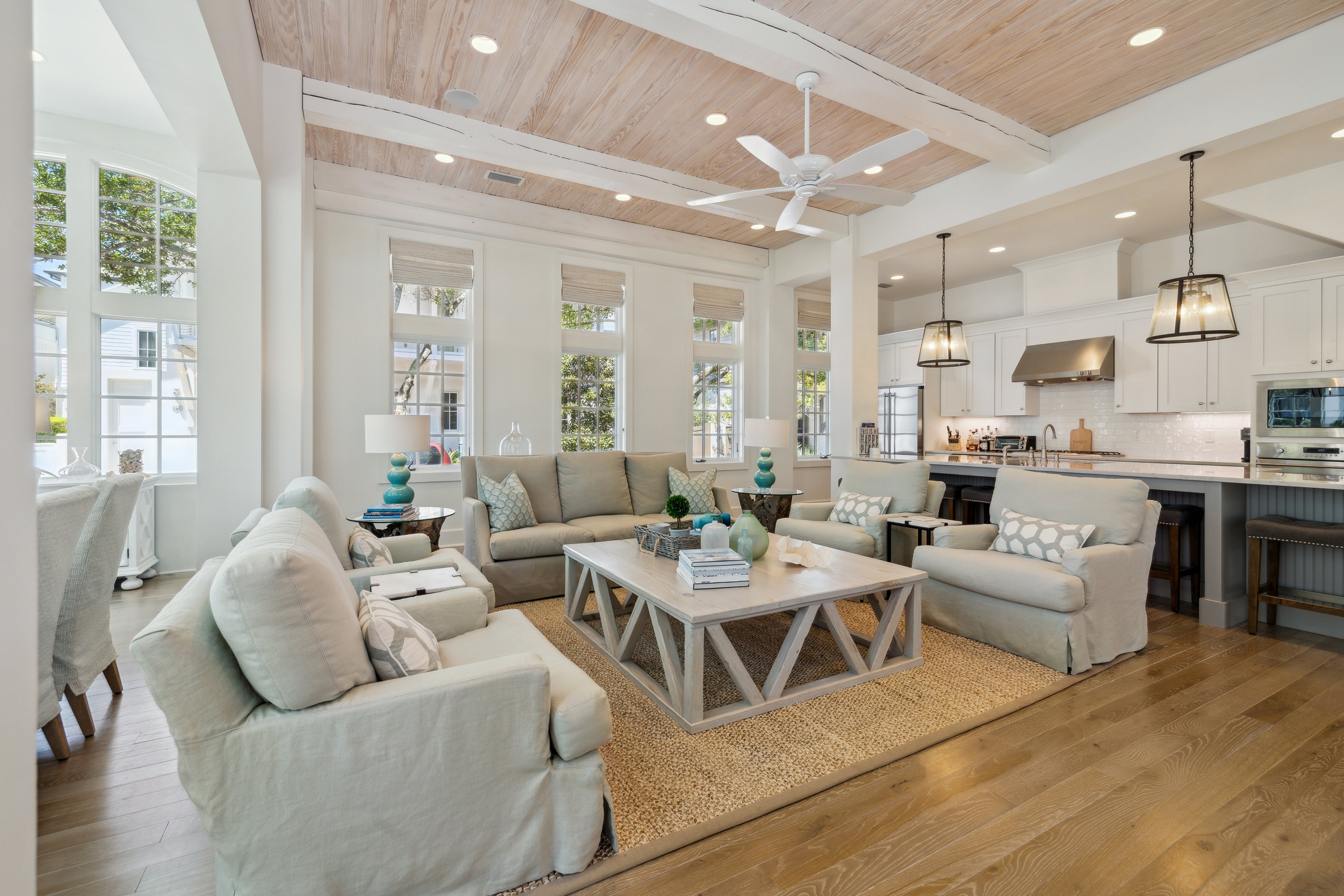Elegant And Renovated Coastal Refuge Near Beach And Vibrant Town Center