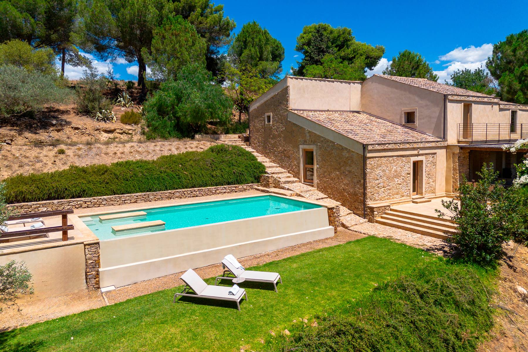  Old villa with swimming pool, dépendance, and private pine forest - 物件實景