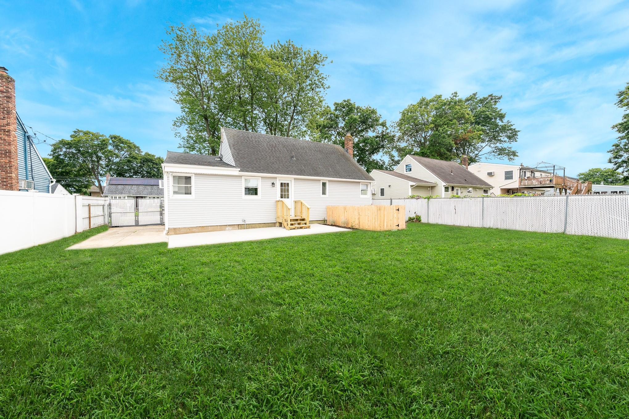 Lindenhurst, New York, 11757, United States, 4 Bedrooms Bedrooms, ,2 BathroomsBathrooms,Residential,For Sale,1899755