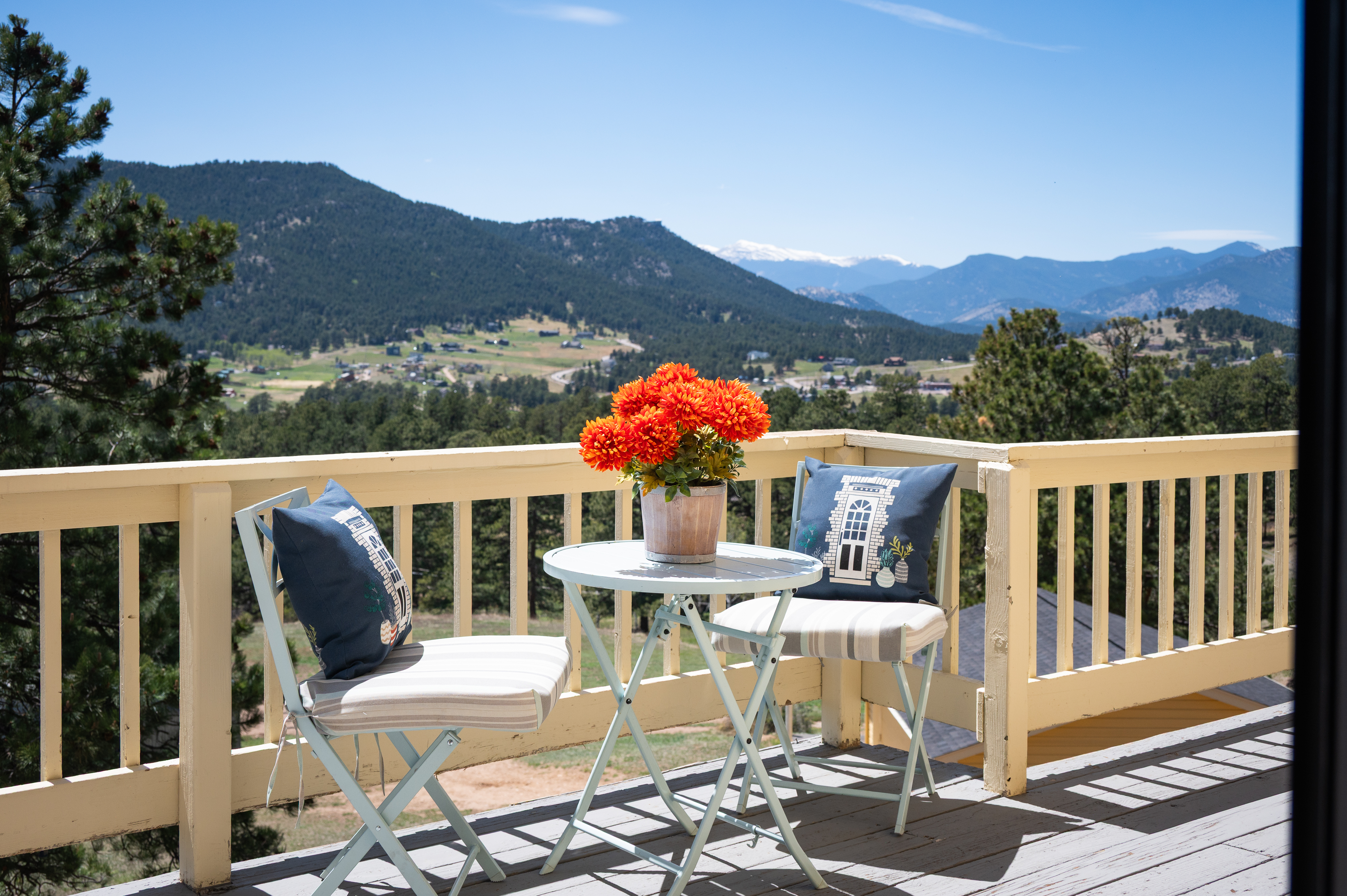  Tucked into the Foothills of the Rocky Mountains your majestic paradise awaits - 物件實景