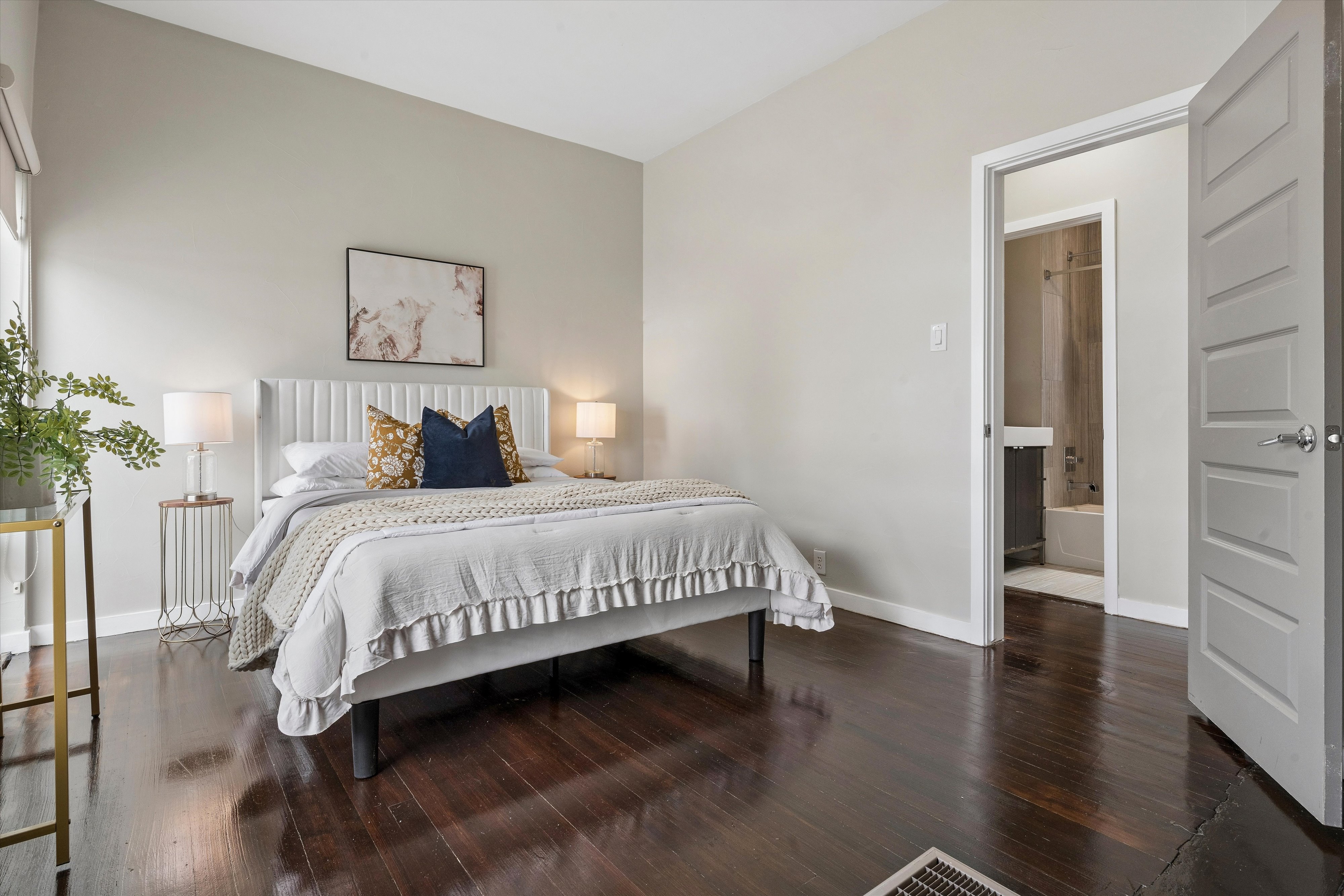  Beautifully updated residence, timeless architectural character & modern comfort - 物件實景
