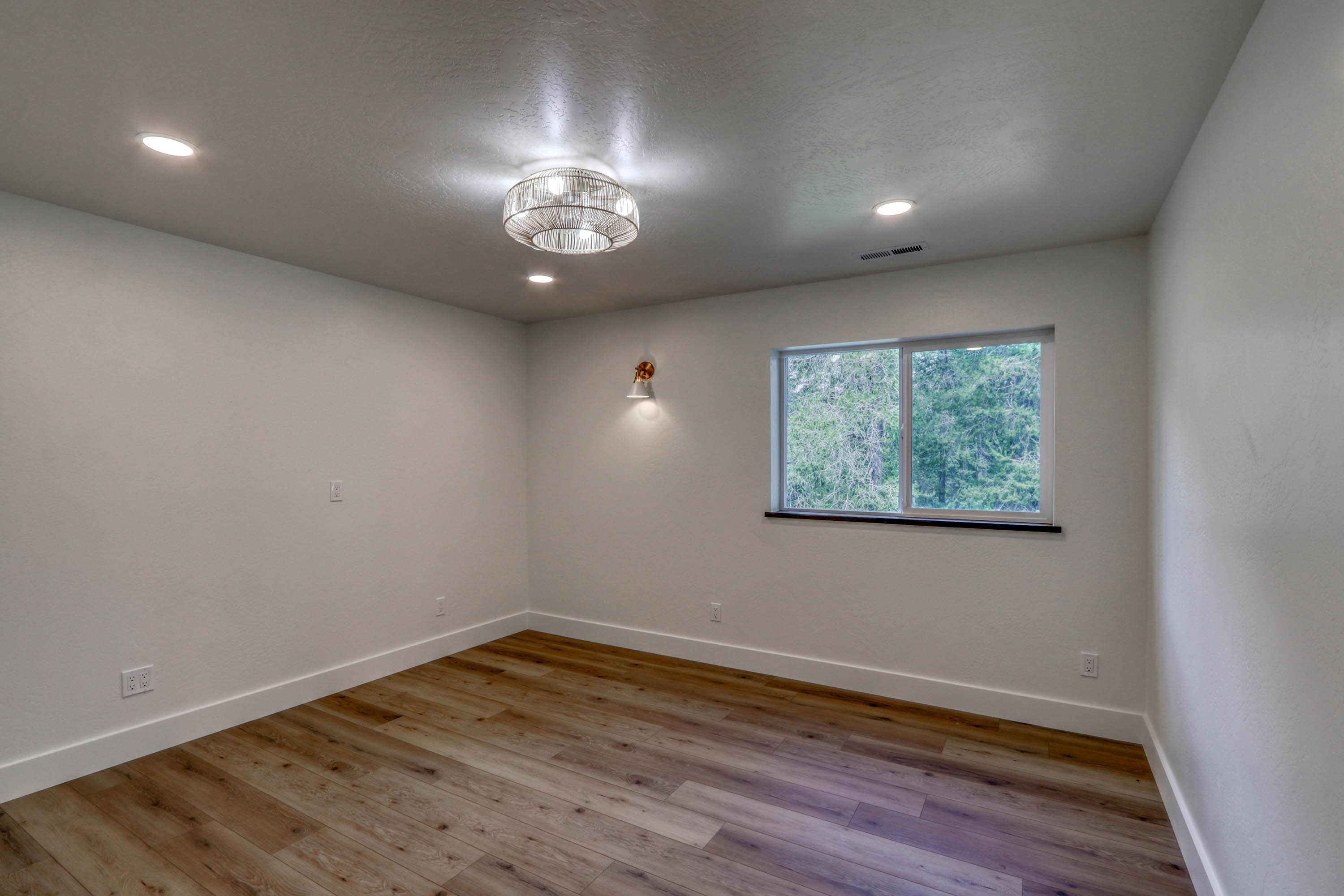 Sandpoint, Idaho, 83864, United States, 3 Bedrooms Bedrooms, ,3 BathroomsBathrooms,Residential,For Sale,1905788
